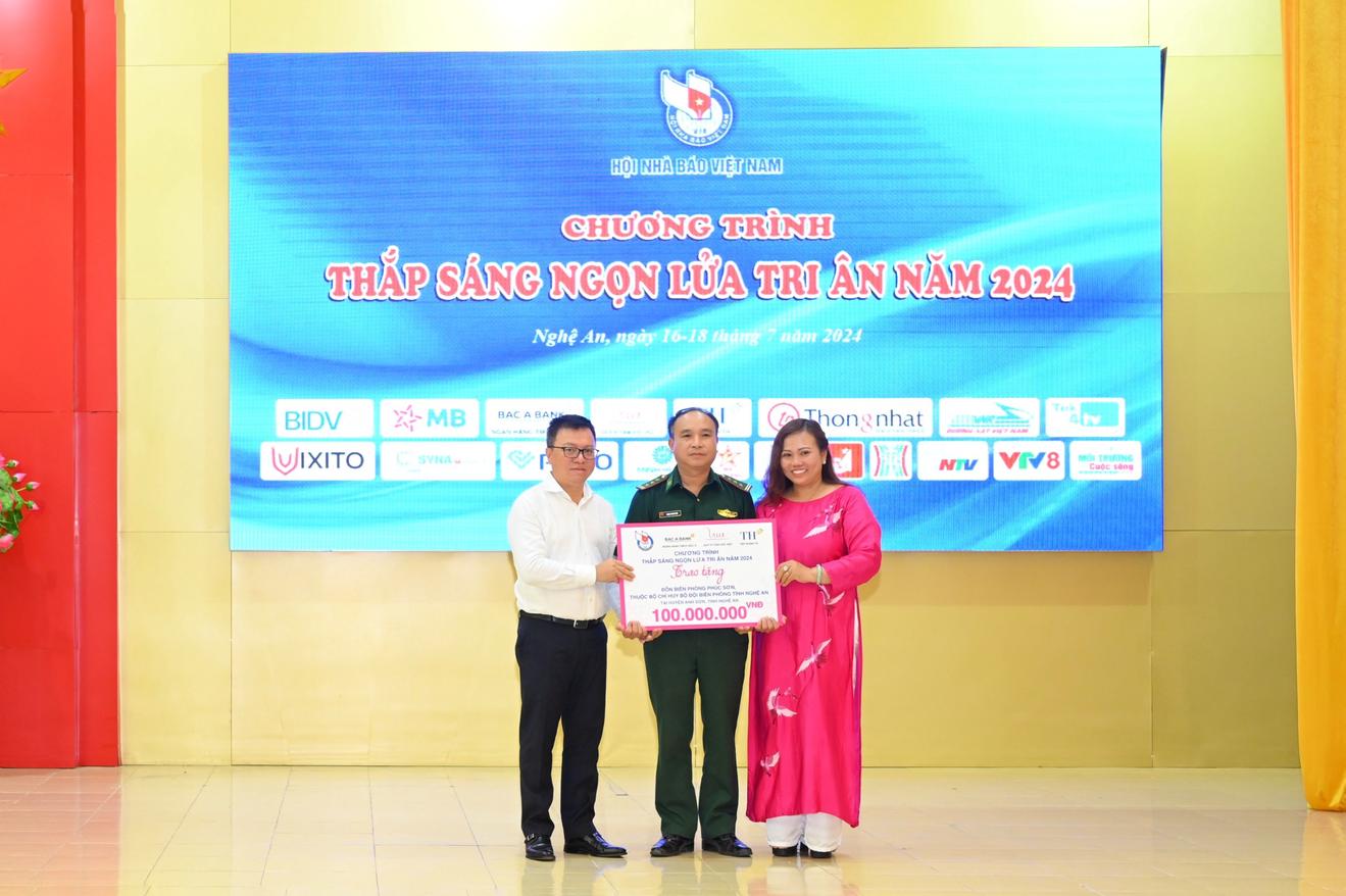 Hội Nhà báo Việt Nam dâng hương tại Nghĩa trang liệt sỹ Việt-Lào