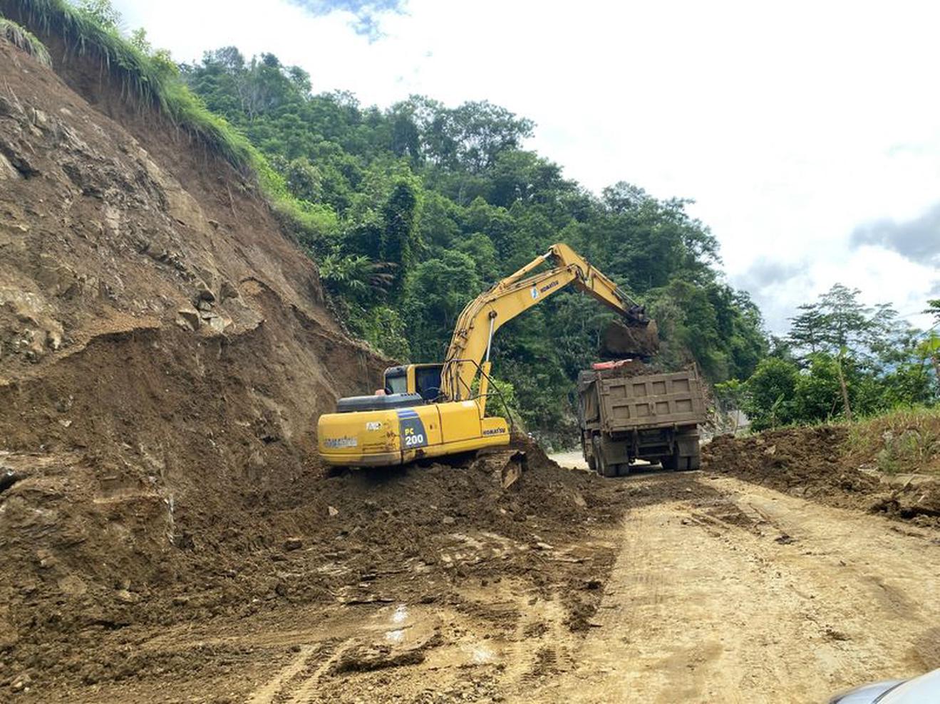 Hai người bị thương do sạt lở đất đá