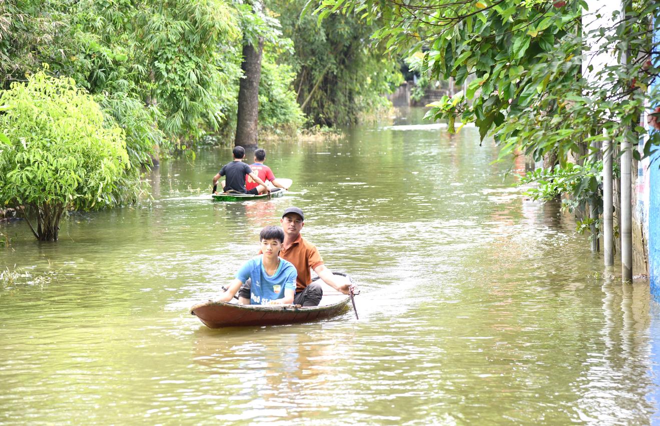 Ấm áp tình người nơi rốn lũ