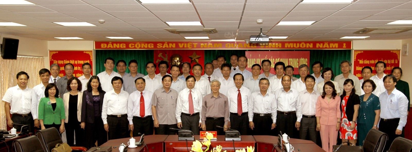 Tổng Bí thư Nguyễn Phú Trọng chụp ảnh lưu niệm với các Ủy viên Ban Chấp hành Đảng bộ Khối trong buổi làm việc với Đảng ủy Khối ngày 18/8/2012