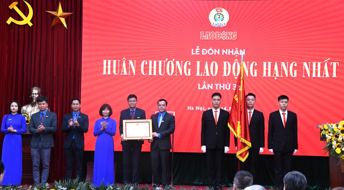 Báo Lao Động đón nhận Huân chương Lao động Hạng Nhất