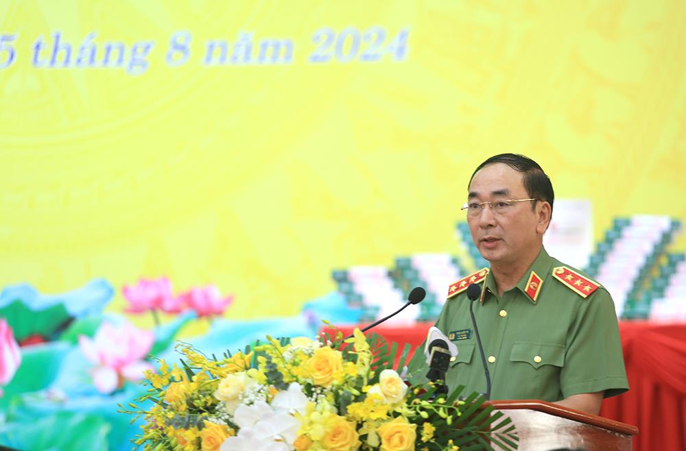 Thứ trưởng Bộ Công an Trần Quốc Tỏ công bố Thư. Ảnh: BCA