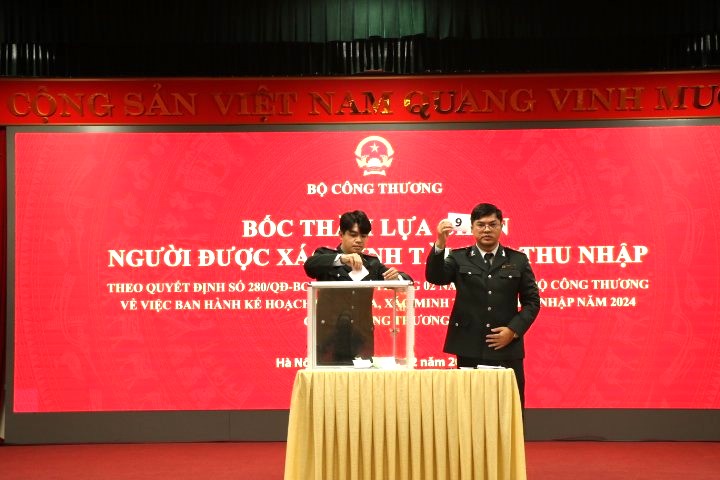 Bộ Công Thương bốc thăm lựa chọn người được xác minh tài sản, thu nhập năm 2024. (Ảnh: Bộ Công Thương)