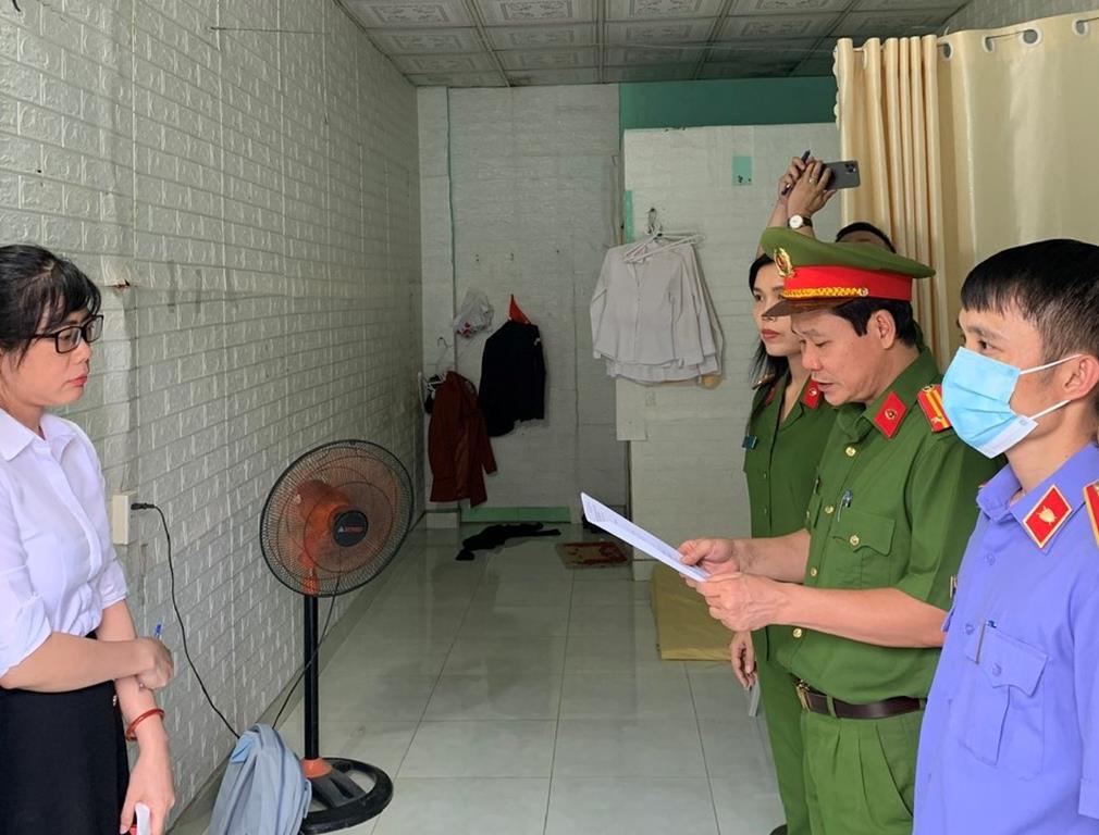 Công an đọc lệnh khởi tố bị can (Ảnh: CAĐN)