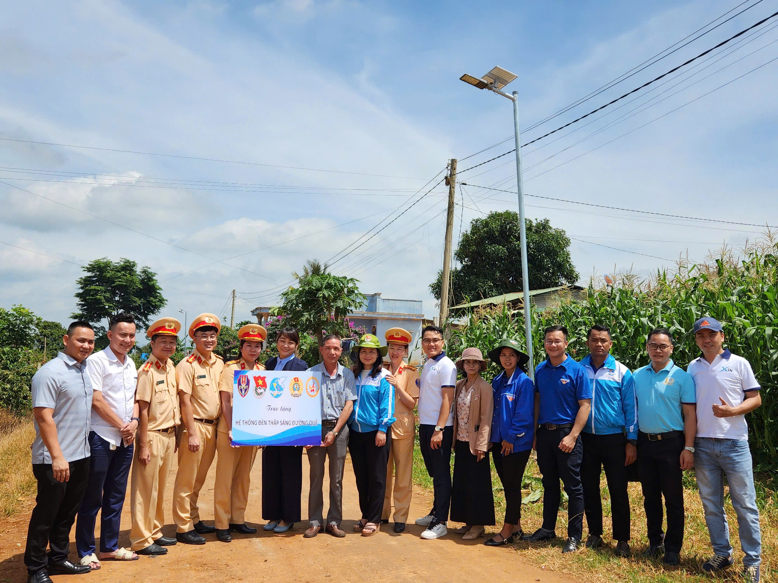Các đại biểu trao nhận biểu trưng hệ thống điện thắp sáng