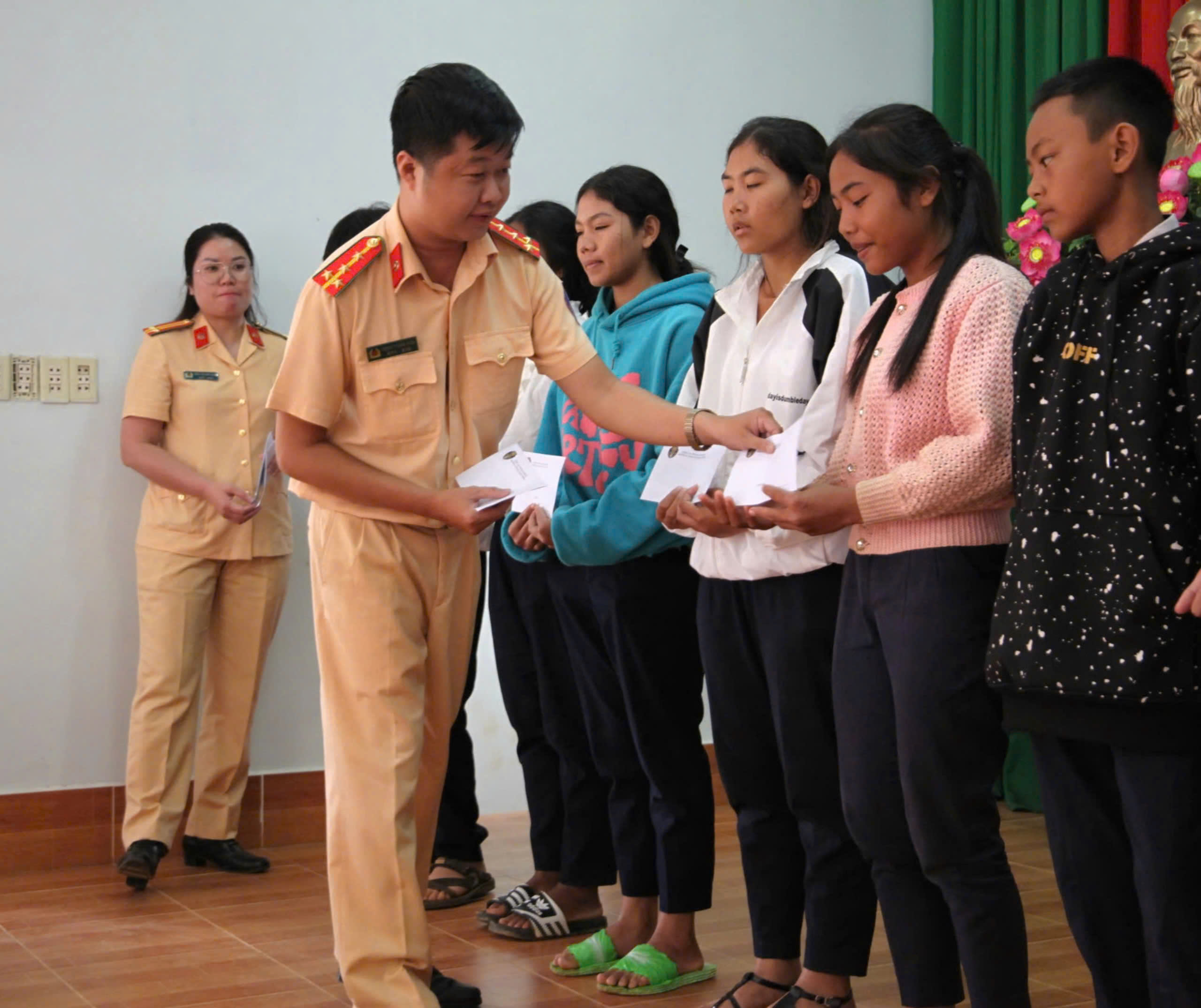 CSGT trao các suất học bổng cho học sinh nghèo