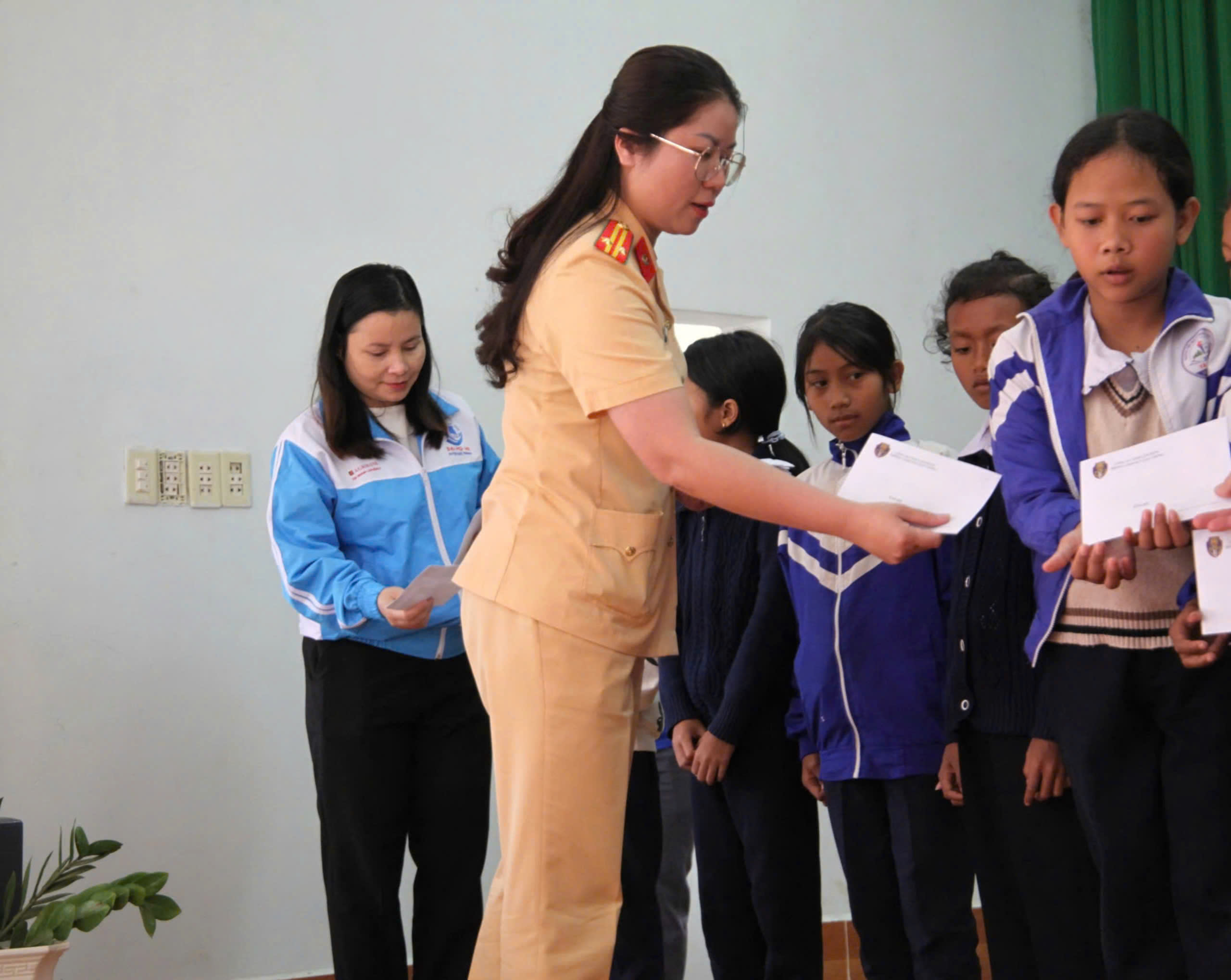 Các em học sinh nghèo học giỏi được nhận các suất học bổng