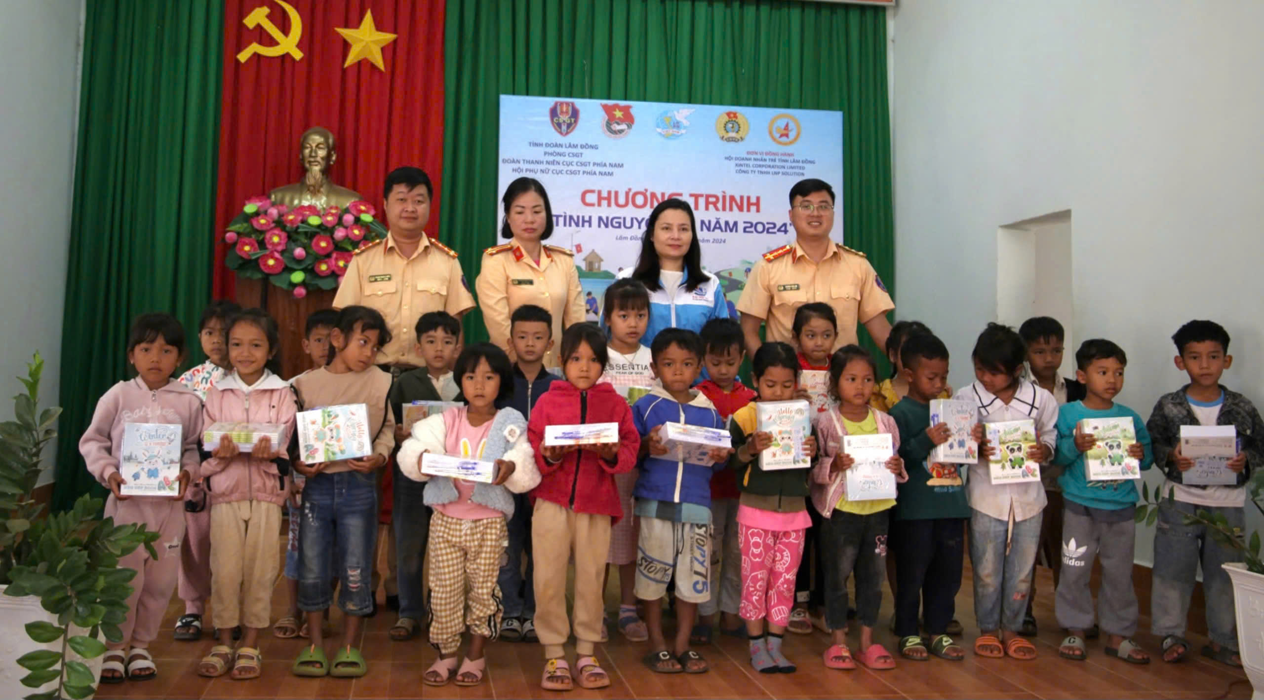 Các em học sinh nghèo được nhận tập vở, bút viết trước thềm năm học mới