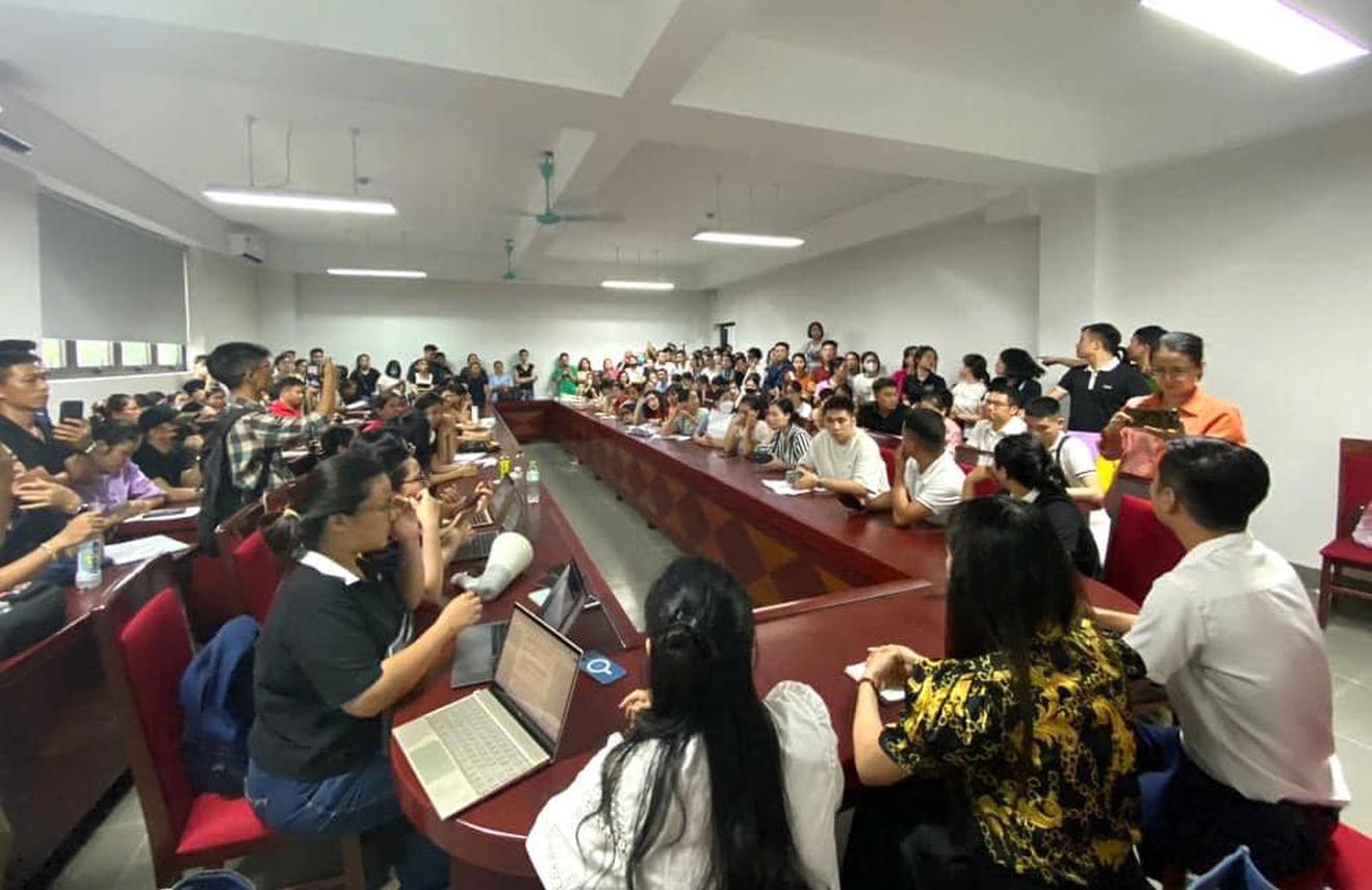 Hàng trăm phụ huynh “quây” trường Tây Mỗ 3, Phòng Giáo dục nói gì?