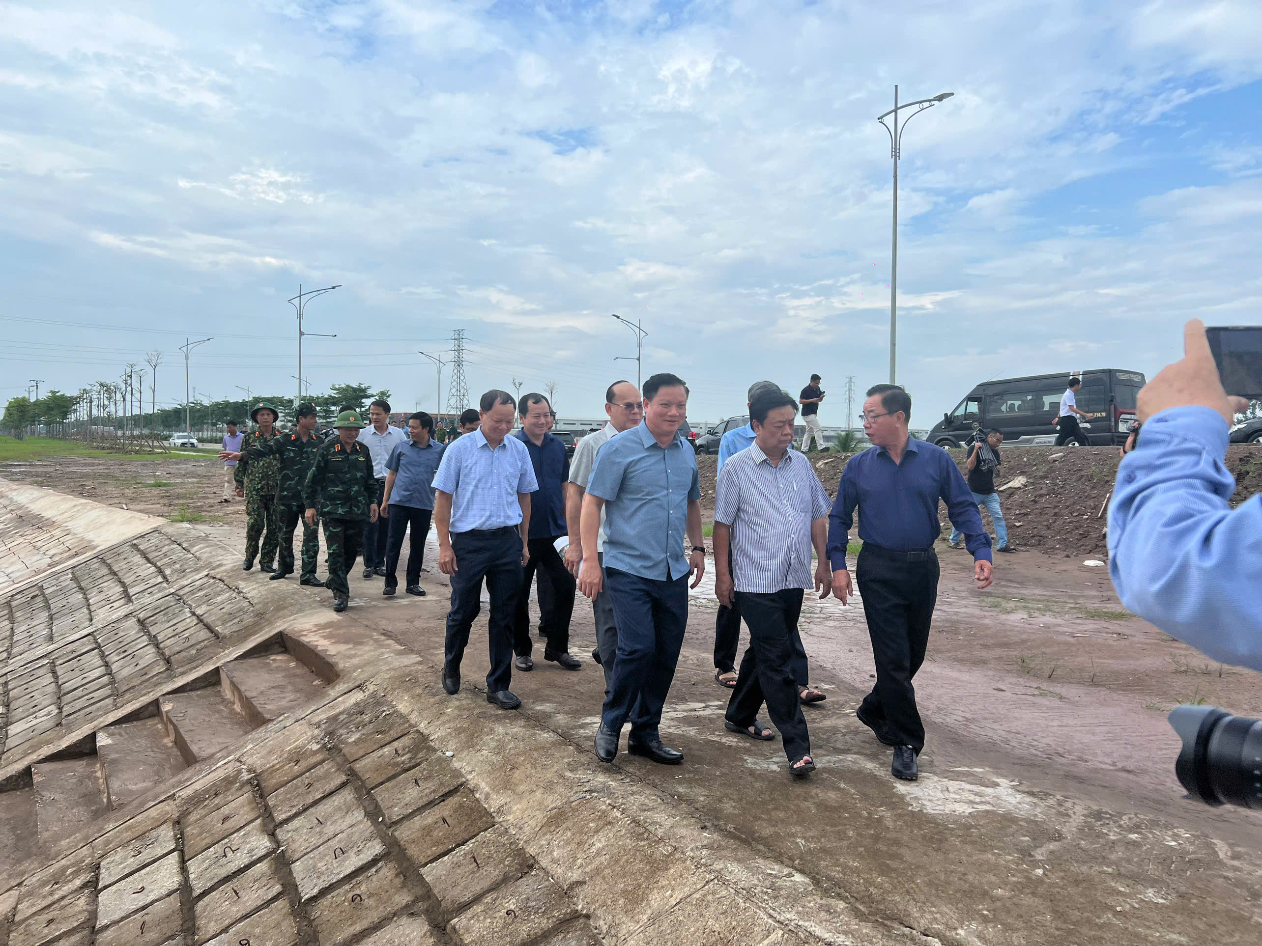 Đoàn công tác do Bộ trưởng Bộ Nông nghiệp và Phát triển nông thôn Lê Minh Hoan làm Trưởng đoàn đã tới kiểm tra tình hình ứng phó với bão Yagi tại Nam Định và Thái Bình trong ngày 06/9/2024. Nguồn ảnh: Bộ Nông nghiệp