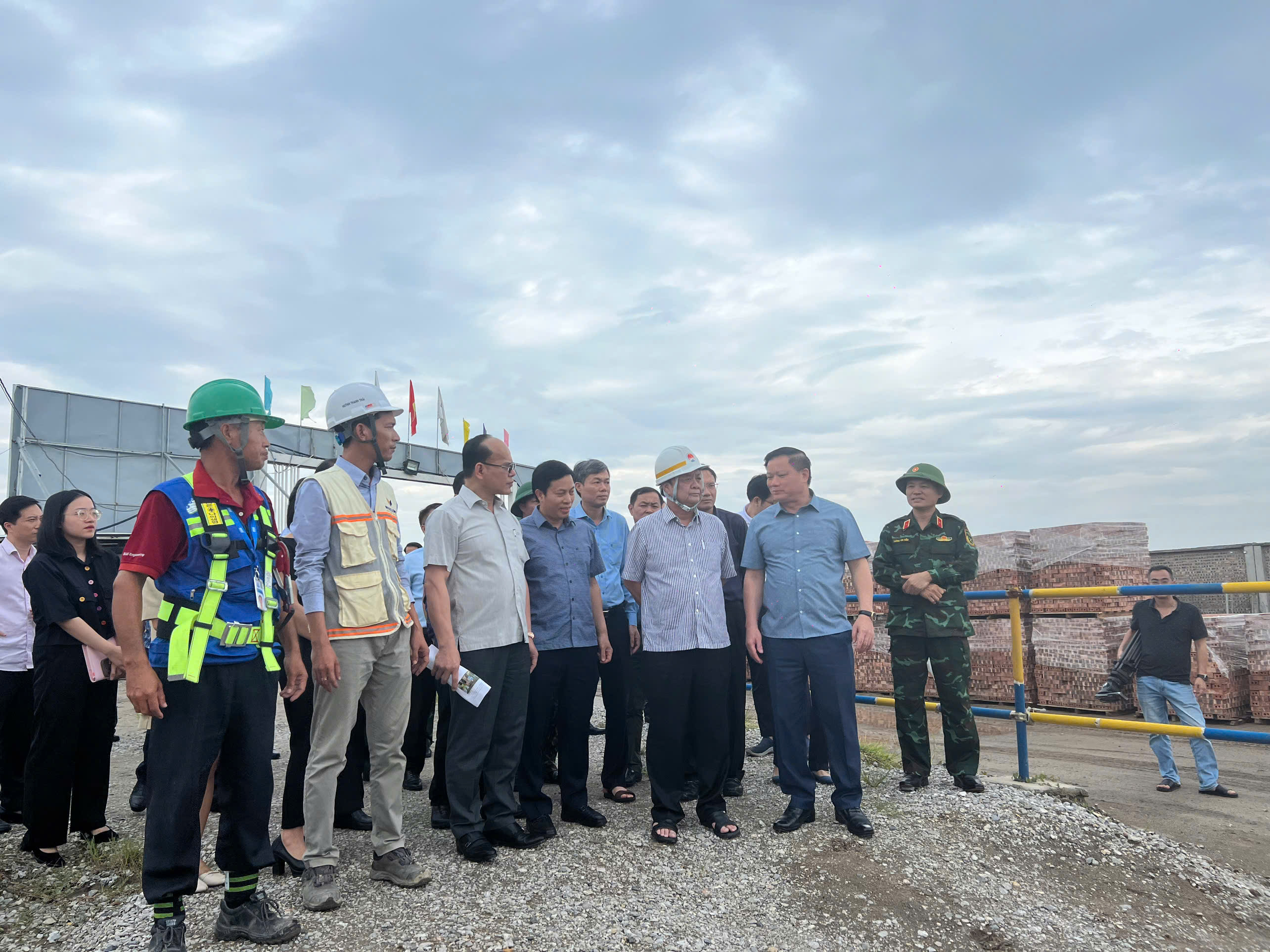 Đoàn công tác kiểm tra công tác phòng chống bão tại Khu Công nghiệp Liên Hà Thái - Thái Thụy (Thái Bình). Nguồn ảnh: Bộ Nông nghiệp