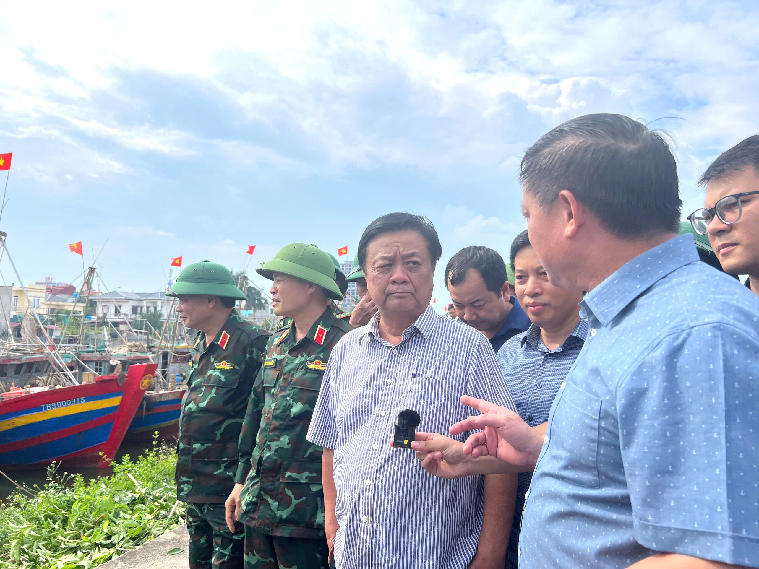 Đoàn công tác do Bộ trưởng Bộ Nông nghiệp và Phát triển nông thôn Lê Minh Hoan làm Trưởng đoàn đã kiểm tra khu neo đậu tránh trú tàu cá Tân Sơn, Thái Bình. Nguồn ảnh: Bộ Nông nghiệp