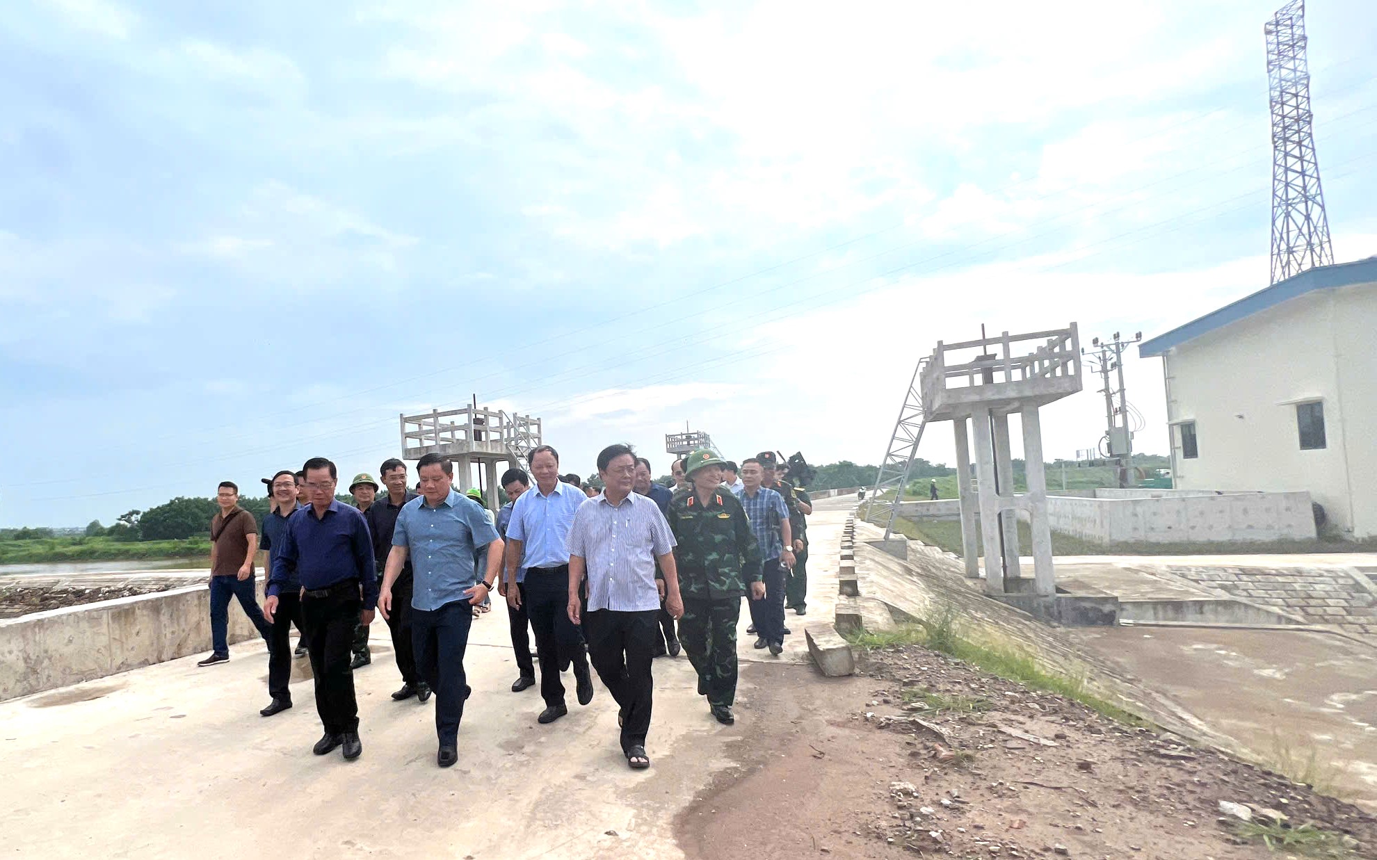 Đoàn công tác kiểm tra công tác ứng phó bão Yagi tại Trạm bơm chống ngập Mai Diêm - Thái Thụy (Thái Bình). Nguồn ảnh: Bộ Nông nghiệp