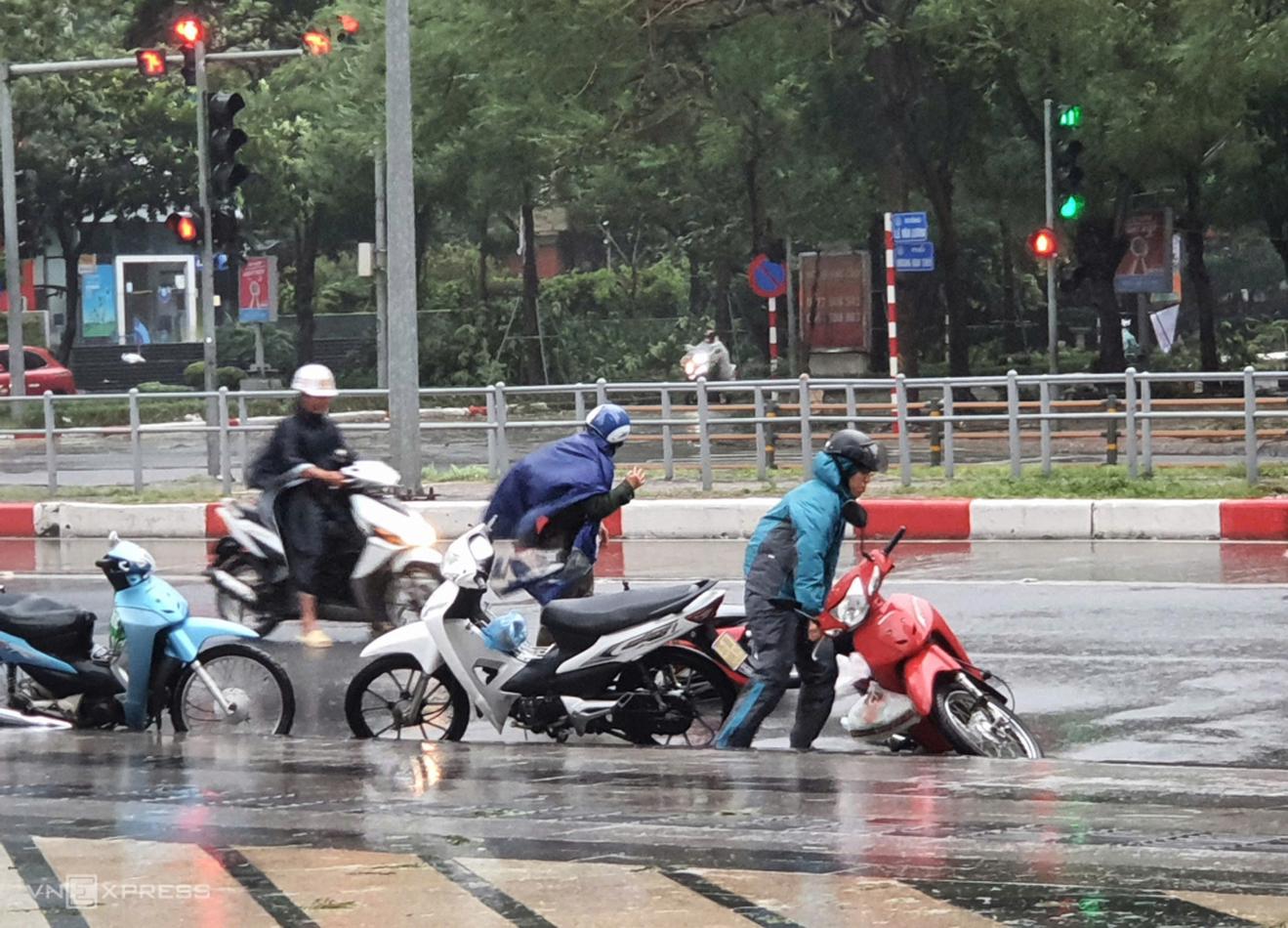 Gần 53.000 người ở vùng nguy hiểm được sơ tán đến nơi an toàn