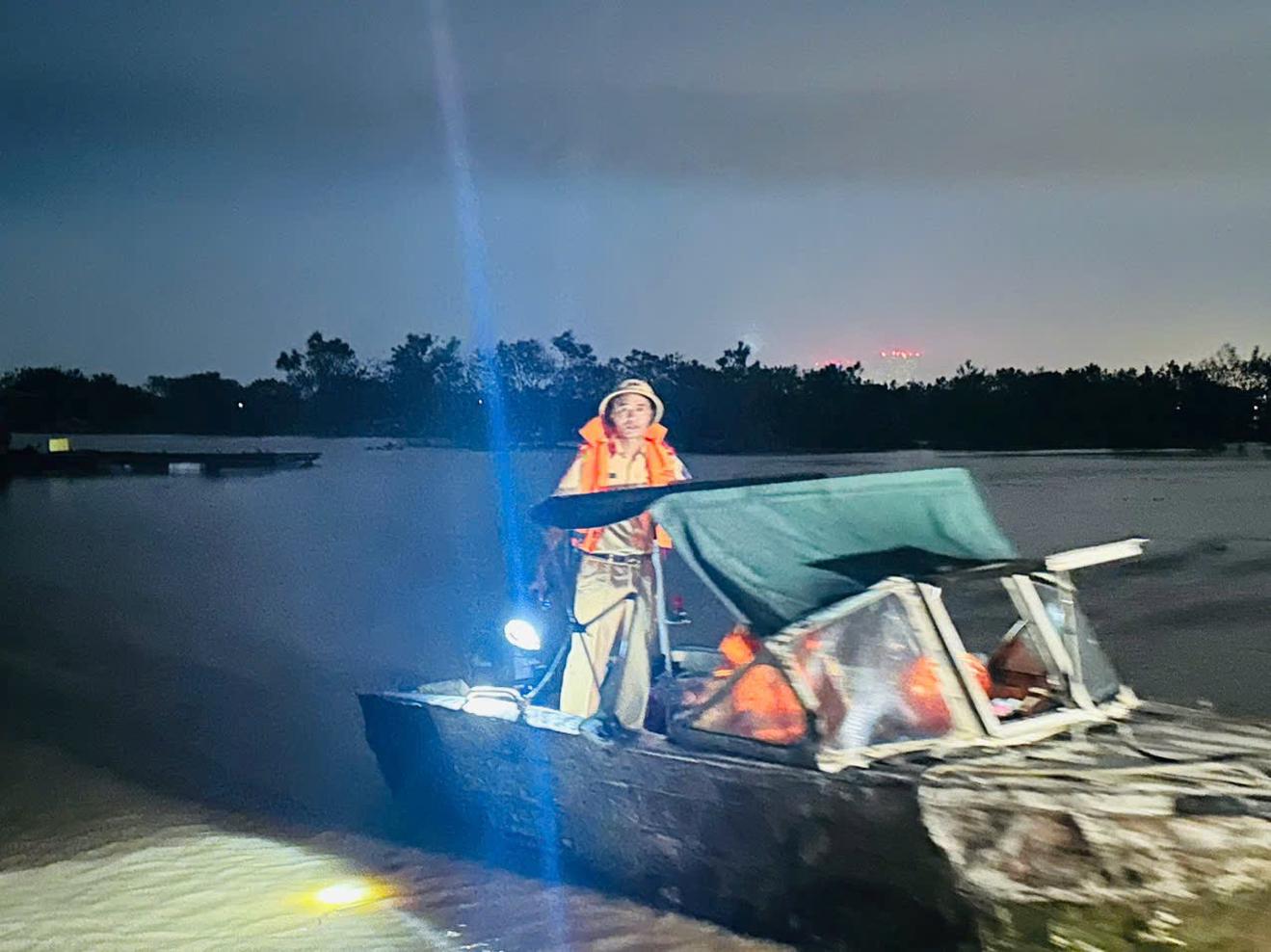 Khẩn trương cứu nạn, cứu hộ người dân mắc kẹt tại khu vực bãi giữa sông Hồng


