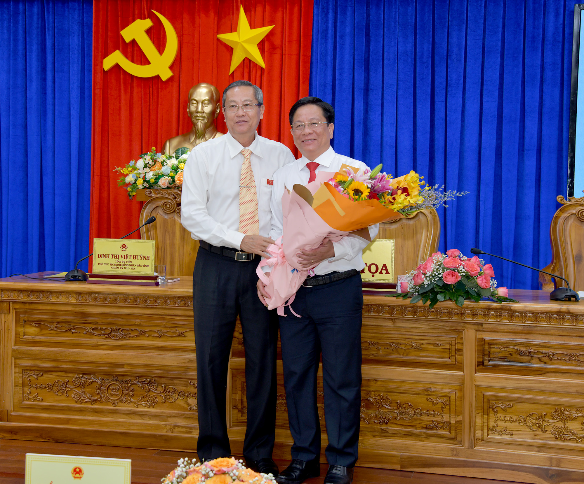 Phó Bí thư Thường trực Tỉnh ủy, Chủ tịch HĐND tỉnh An Giang Lê Văn Nưng tặng hoa chúc mừng đồng chí Hồ Văn Mừng