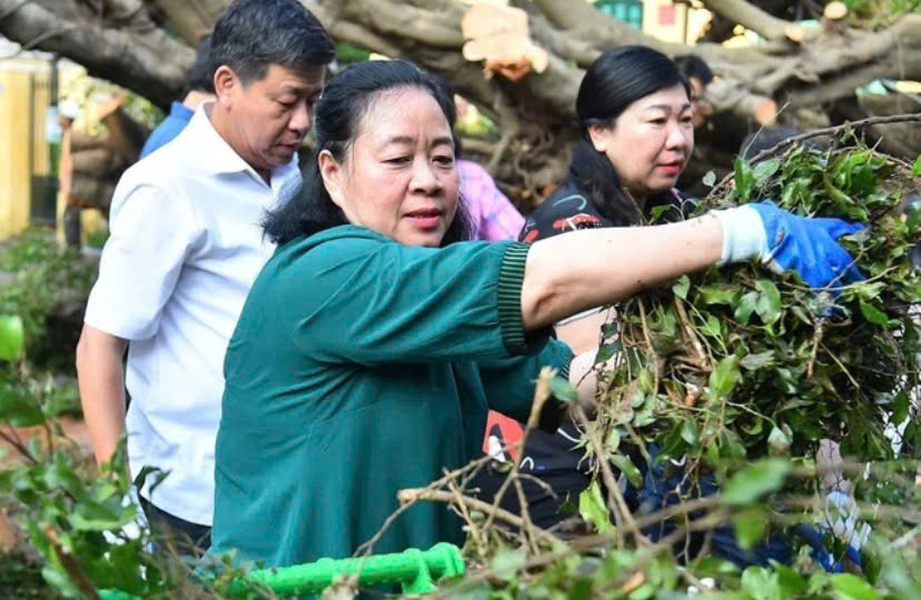 Bí thư Hà Nội cùng người dân tổng vệ sinh môi trường sau bão Yagi