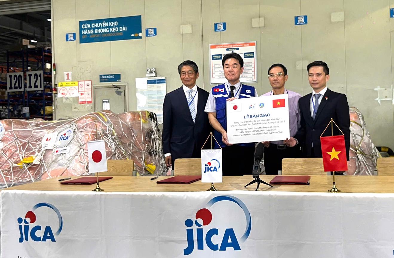 Bộ Nông nghiệp và Phát triển nông thôn tiếp nhận hàng viện trợ của JICA