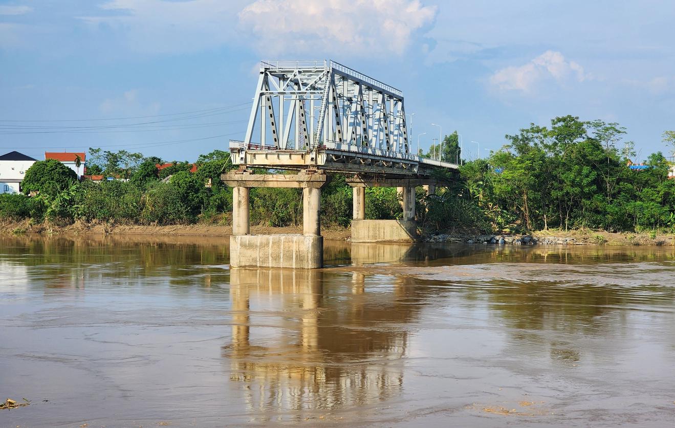 Khẩn trương nghiên cứu đầu tư xây dựng cầu Phong Châu