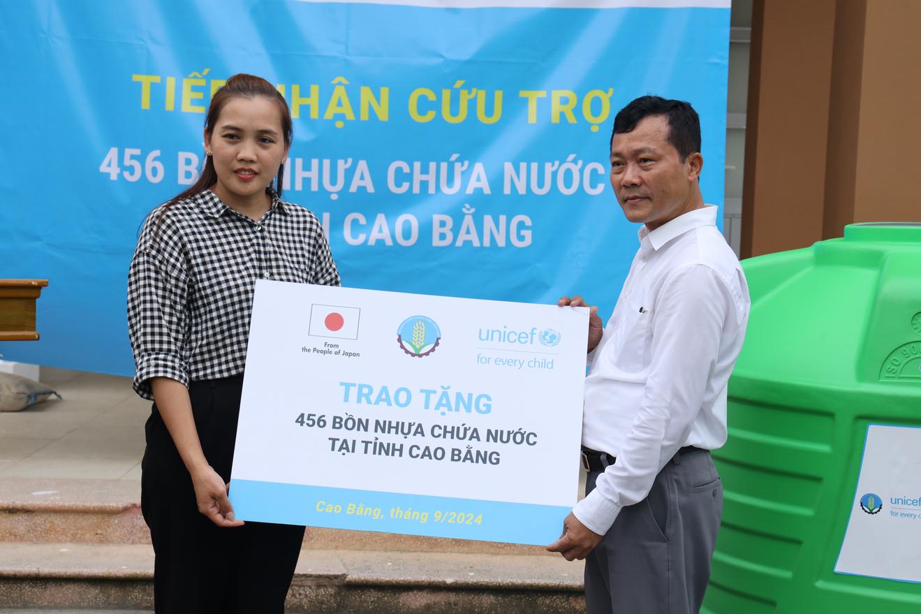 UNICEF hỗ trợ 850 bồn nhựa chứa nước cho Lạng Sơn, Cao Bằng