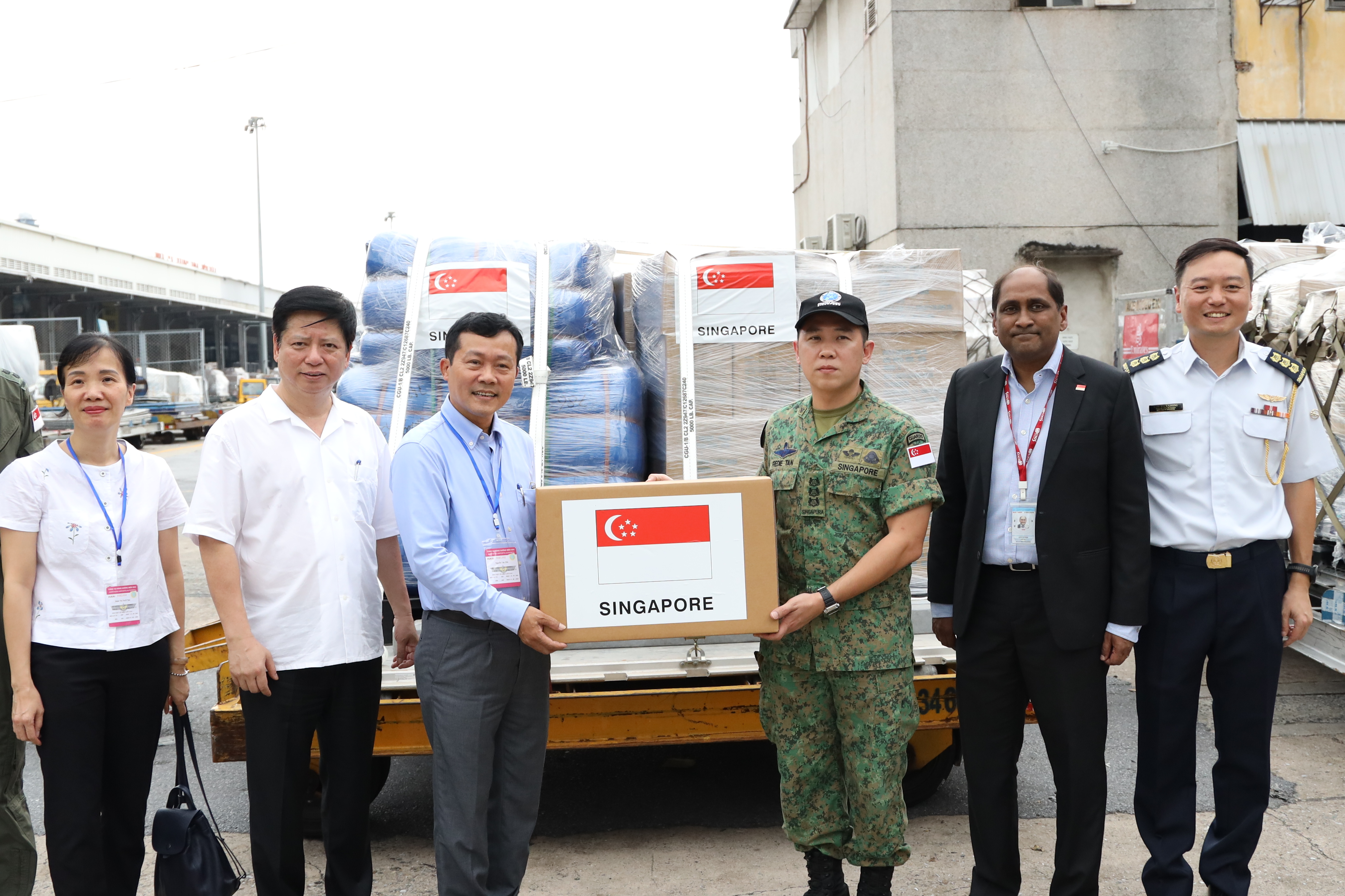 Chính phủ Singapore trao hàng viện trợ khẩn cấp cho Việt Nam