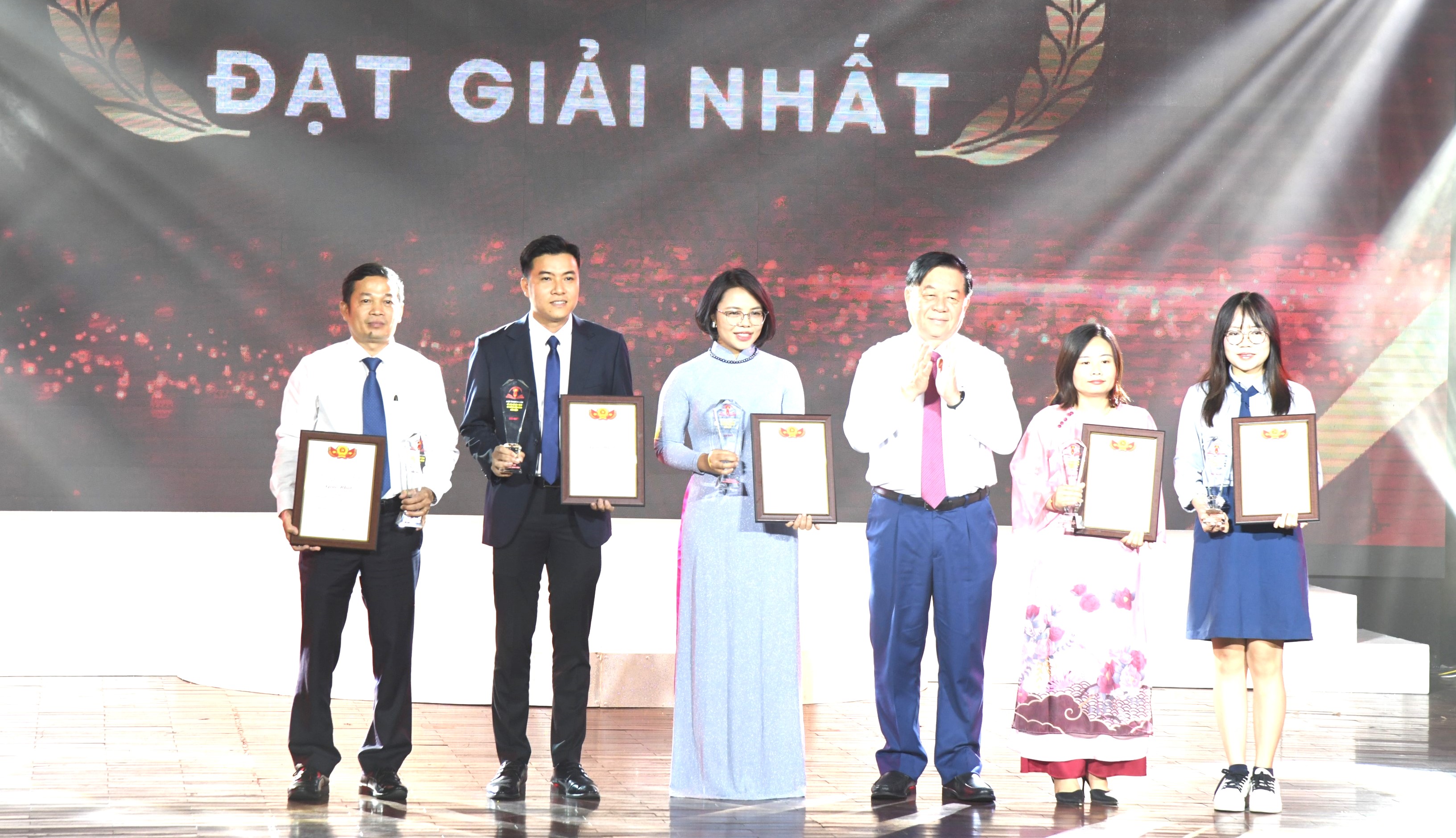 Ban Tổ chức trao chứng nhận và phần thưởng cho các tác giả đạt giải Nhất. Ảnh: Huy Trần