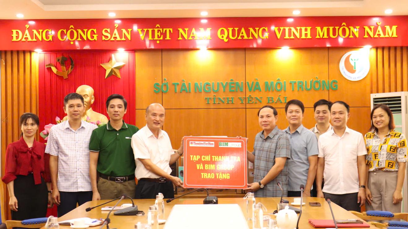 Tạp chí Thanh tra tặng thiết bị văn phòng ở Yên Bái