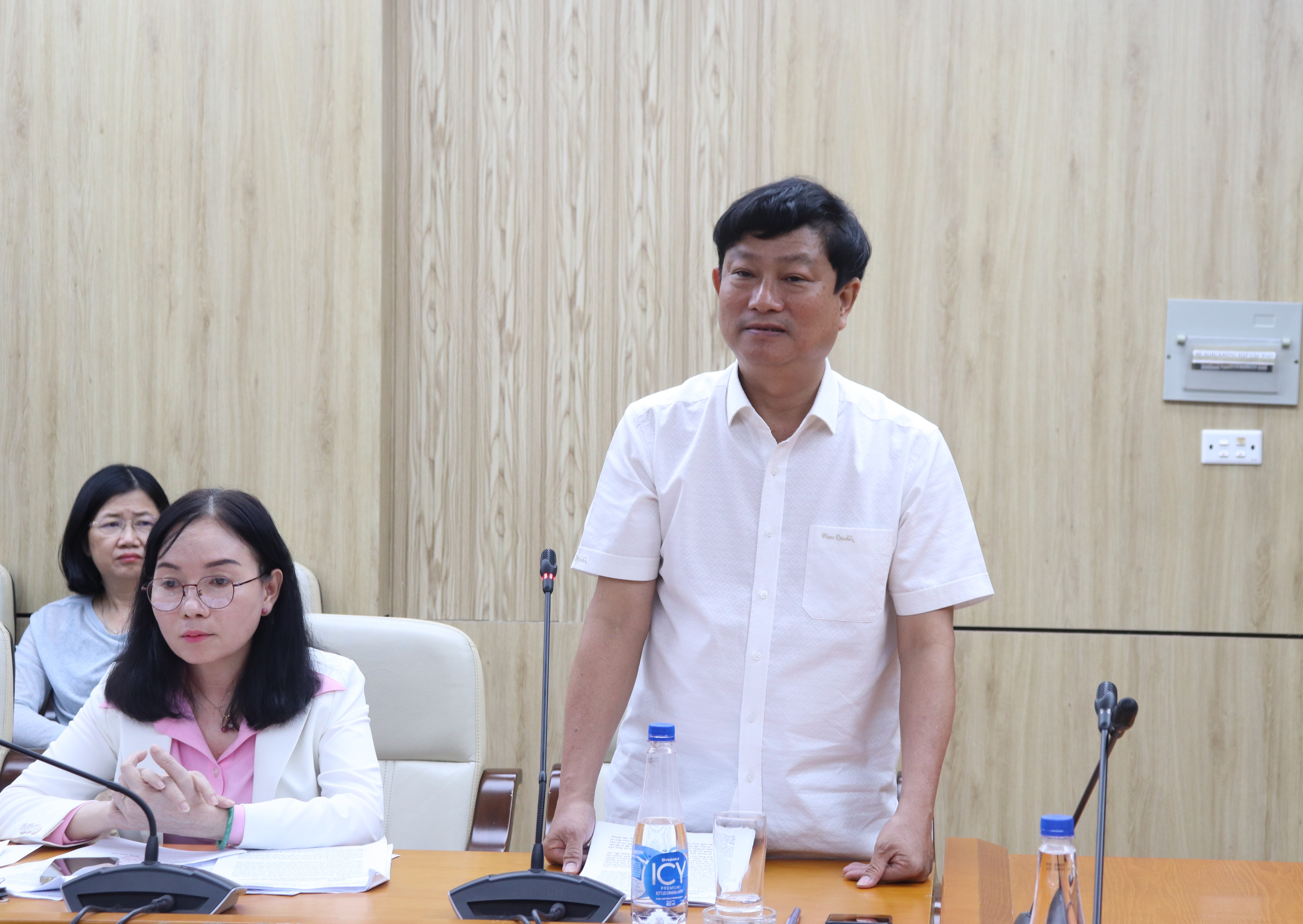 Chủ tịch UBND tỉnh Bình Dương Võ Văn Minh (ảnh đứng) phát biểu tại buổi công bố Kết luận thanh tra của Thanh tra Chính phủ. (Ảnh: Minh Nguyệt)