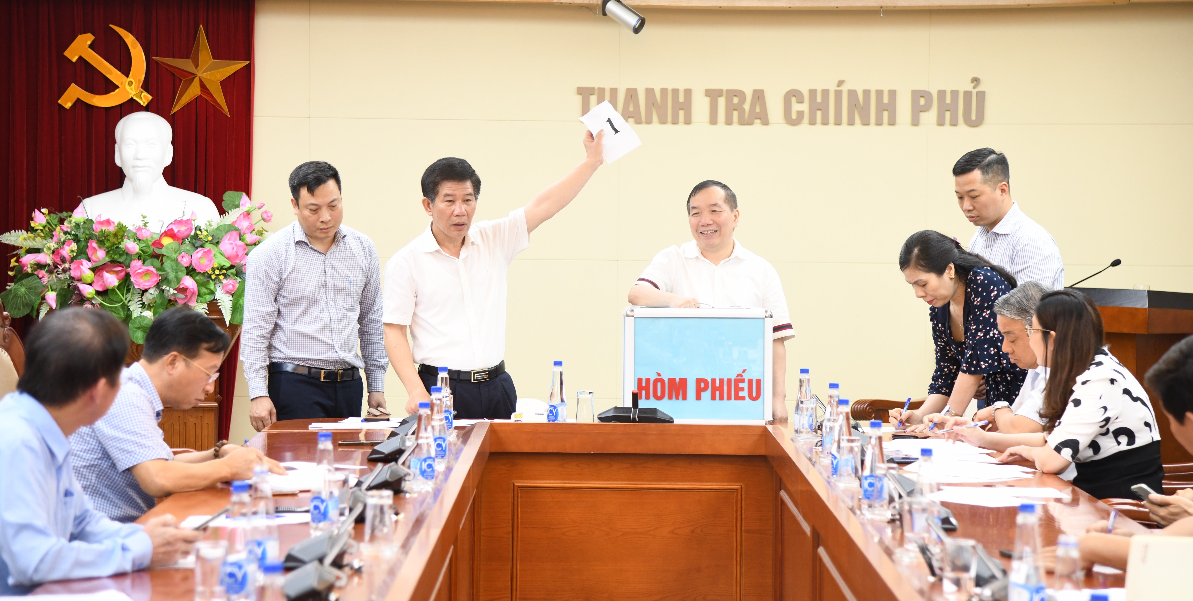 Sáng ngày 05/4/2024, Thanh tra Chính phủ đã tổ chức bốc thăm ngẫu nhiên 13 người có chức vụ, quyền hạn tại 04 đơn vị đã được bốc thăm lựa chọn trước đó để xác minh tài sản, thu nhập. Ảnh: K. Dung