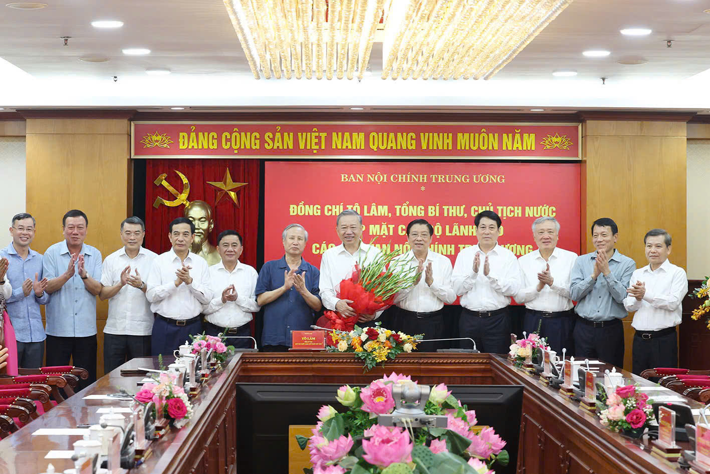 Đồng chí Tổng Bí thư, Chủ tịch nước Tô Lâm chụp ảnh lưu niệm cùng lãnh đạo các cơ quan Nội chính Trung ương.