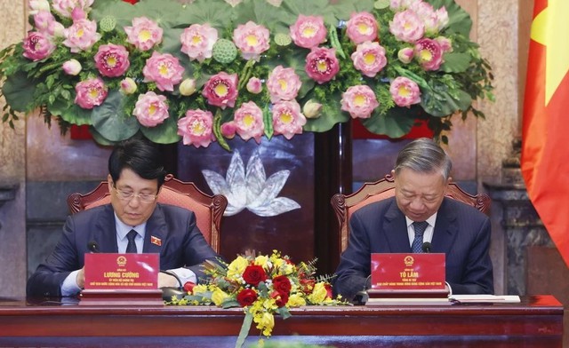 Tổng Bí thư Tô Lâm và Chủ tịch nước Lương Cường ký Biên bản bàn giao công tác của Chủ tịch nước. Ảnh: TTXVN