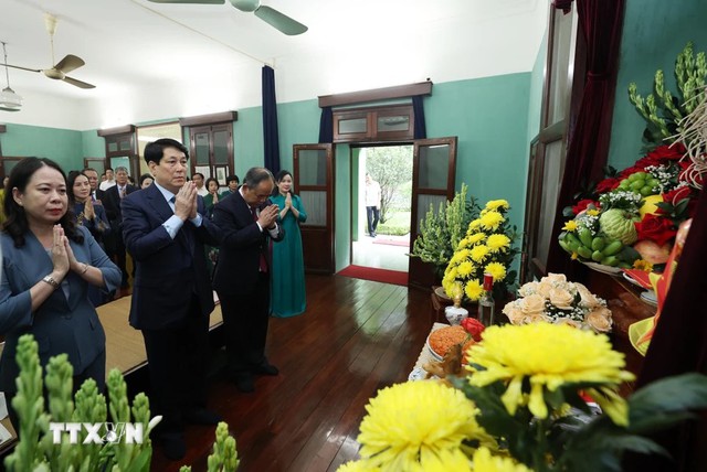 Chủ tịch nước Lương Cường đã tới dâng hương tưởng nhớ Chủ tịch Hồ Chí Minh tại Nhà 67.