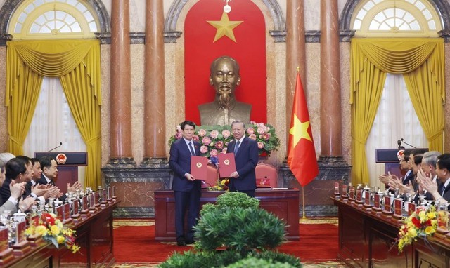 Tổng Bí thư Tô Lâm và Chủ tịch nước Lương Cường trao Biên bản bàn giao công tác của Chủ tịch nước. Ảnh: TTXVN