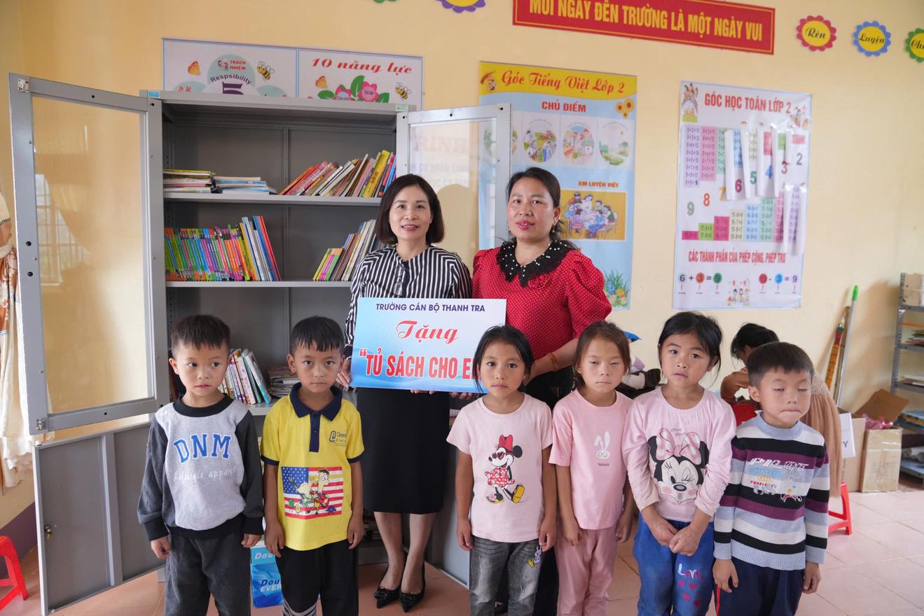 Trường Cán bộ Thanh tra tặng quà khuyến học cho học sinh tại tỉnh Cao Bằng
