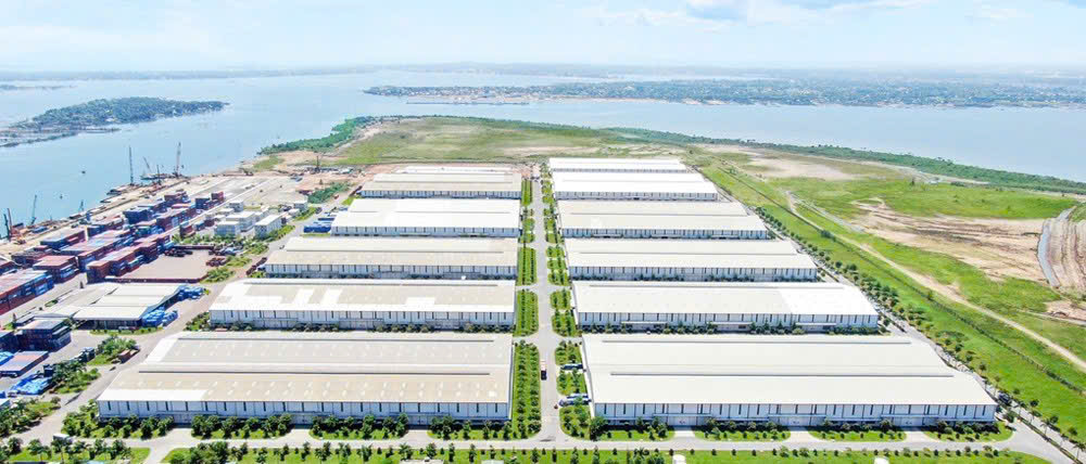 Đại diện doanh nghiệp FDI xuất khẩu hàng qua cảng Chu Lai cho biết: “Với tuyến dịch vụ Chu Lai - châu Mỹ thông qua các cảng trung chuyển trong nước và quốc tế, Chu Lai Port đã giúp hàng hóa của chúng tôi tiếp cận thị trường Mỹ một cách thuận tiện, nhanh chóng và tiết kiệm; đồng thời góp phần đẩy mạnh thông thương hàng hóa đến thị trường Âu, Mỹ của các doanh nghiệp FDI”.Ông Phan Văn Kỳ - Tổng giám đốc Cảng Chu Lai khẳng định: “Cảng đang mở rộng dịch vụ, tăng cường kết nối với các hãng tàu quốc tế nhằm đa dạng tuyến hàng hải đến thị trường Đông Bắc Á, Mỹ, Canada… khơi thông luồng hàng xuất khẩu từ khu vực Tây Nguyên, Nam Lào, Đông Bắc Campuchia. Bên cạnh đó, nhờ quỹ đất rộng lớn sẵn có, cảng Chu Lai có lợi thế trong việc mở rộng hệ thống kho bãi đáp ứng nhu cầu lưu trữ các mặt hàng có dư địa phát triển mạnh trong thời gian tới. Từ đó, thu hút được đa dạng nguồn hàng nhất là hàng nông - lâm - khoáng sản như: tinh bột sắn, cà phê, cao su, quặng… xuất nhập khẩu qua cảng”.                                                             Hệ thống kho bãi tại cảng Chu Lai có tổng diện tích hơn 300.000m2            Sáu tháng đầu năm 2024, cảng Chu Lai đã đầu tư hơn 400 tỷ đồng cho trang thiết bị, phương tiện, nâng cấp cơ sở hạ tầng gồm: hệ thống cẩu mới, hiện đại với công suất lớn (cẩu giàn STS và cẩu khung RTG); sơ mi rơ moóc chuyên dụng phục vụ vận chuyển hàng hóa; mở rộng diện tích kho, bãi cùng hệ thống rửa xe tự động và trạm cân…Dự kiến đến cuối tháng 7/2024, cảng Chu Lai sẽ hoàn thiện và đưa vào khai thác khu bến mới - bến cảng nước sâu 5 vạn tấn, tiếp nhận tàu container có tải trọng lên đến 50.000 DWT, ứng dụng công nghệ hiện đại trong vận hành và khai thác cảng biển nhằm thực hiện chiến lược xây dựng cảng xanh, thông minh, hướng tới mục tiêu phát triển bền vững.