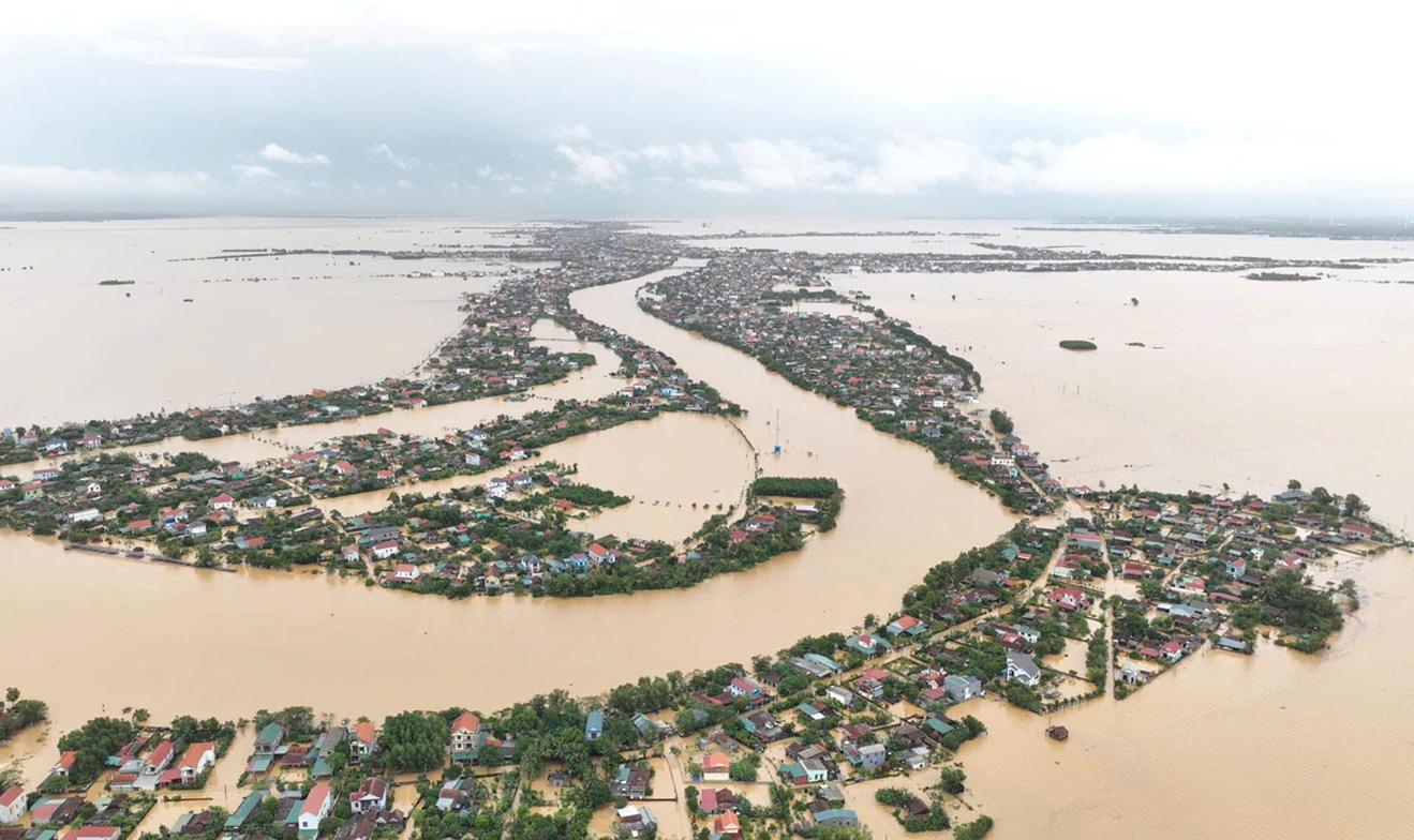 Quảng Bình: Hàng chục nghìn ngôi nhà bị ngập trong biển nước