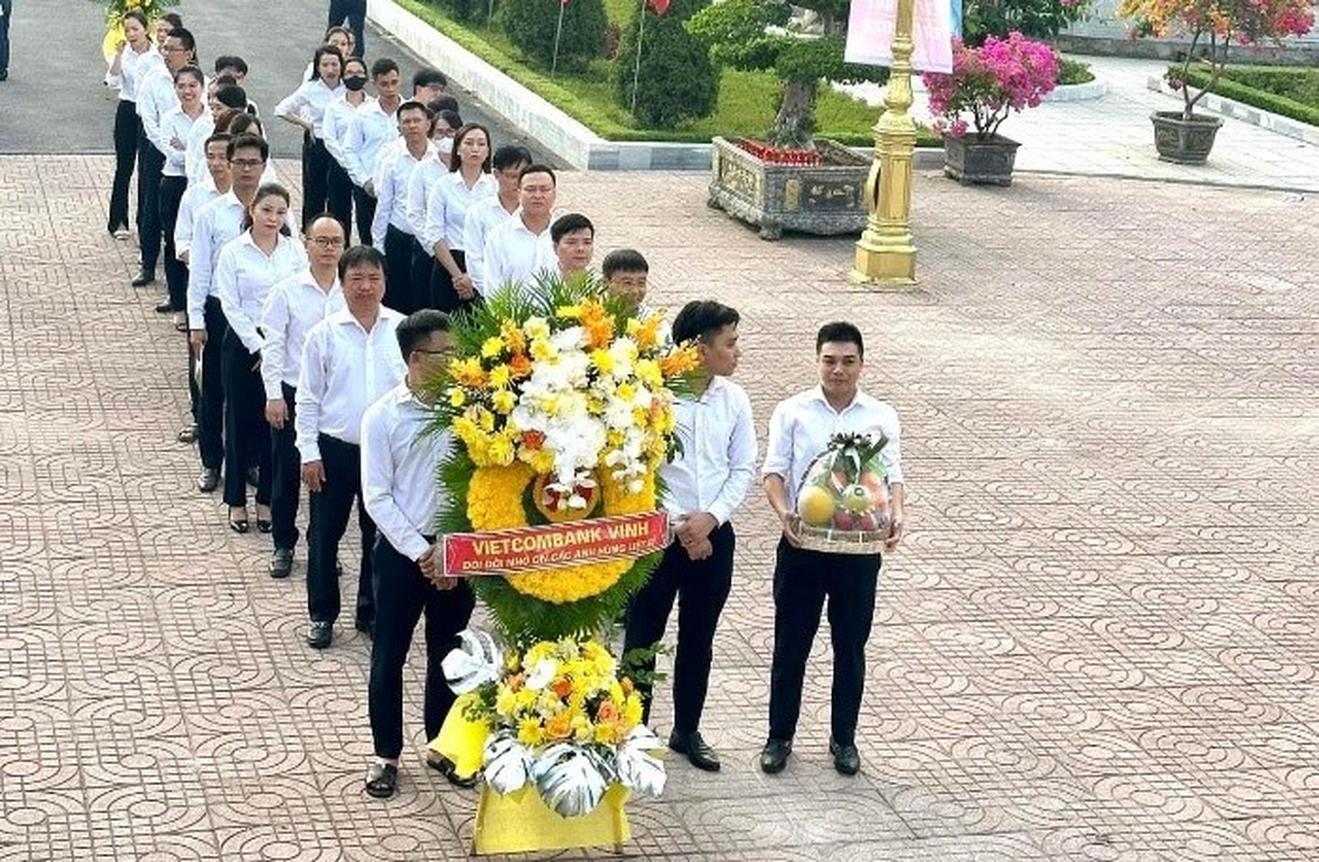 Khơi dậy tình yêu đất nước, tự hào dân tộc, xây dựng niềm tin yêu với Đảng của thế hệ cán bộ Vietcombank Vinh