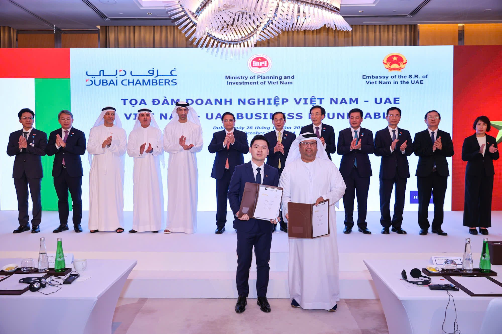 Ông Đỗ Vinh Quang, Phó Chủ tịch HĐQT T&T Group (bên trái) và ông Khaled Alshamsi, Chủ tịch Golden Nile trao biên bản ghi nhớ hợp tác (Ảnh: VGP/Nhật Bắc). Ảnh: T&T