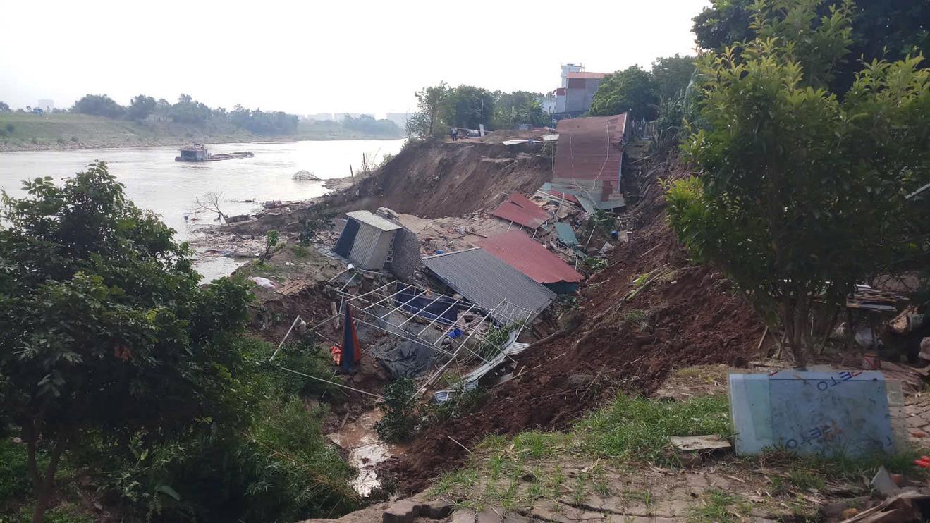 Hàng nghìn m2 đất và tài sản người dân "bay" xuống sông trong chớp mắt