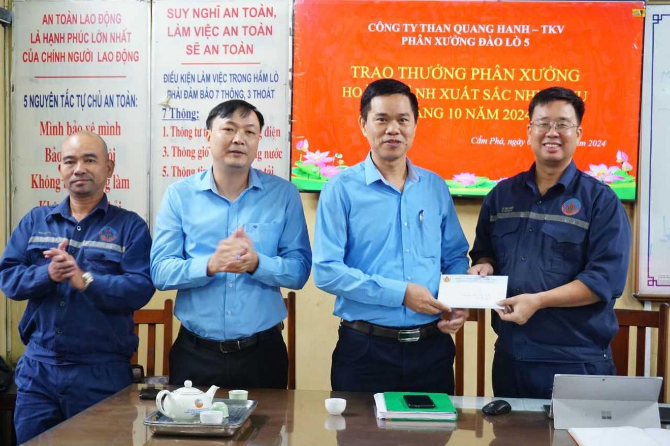 Công ty Than Quang Hanh trao thưởng các đơn vị và cá nhân hoàn thành xuất sắc nhiệm vụ tháng 10 năm 2024