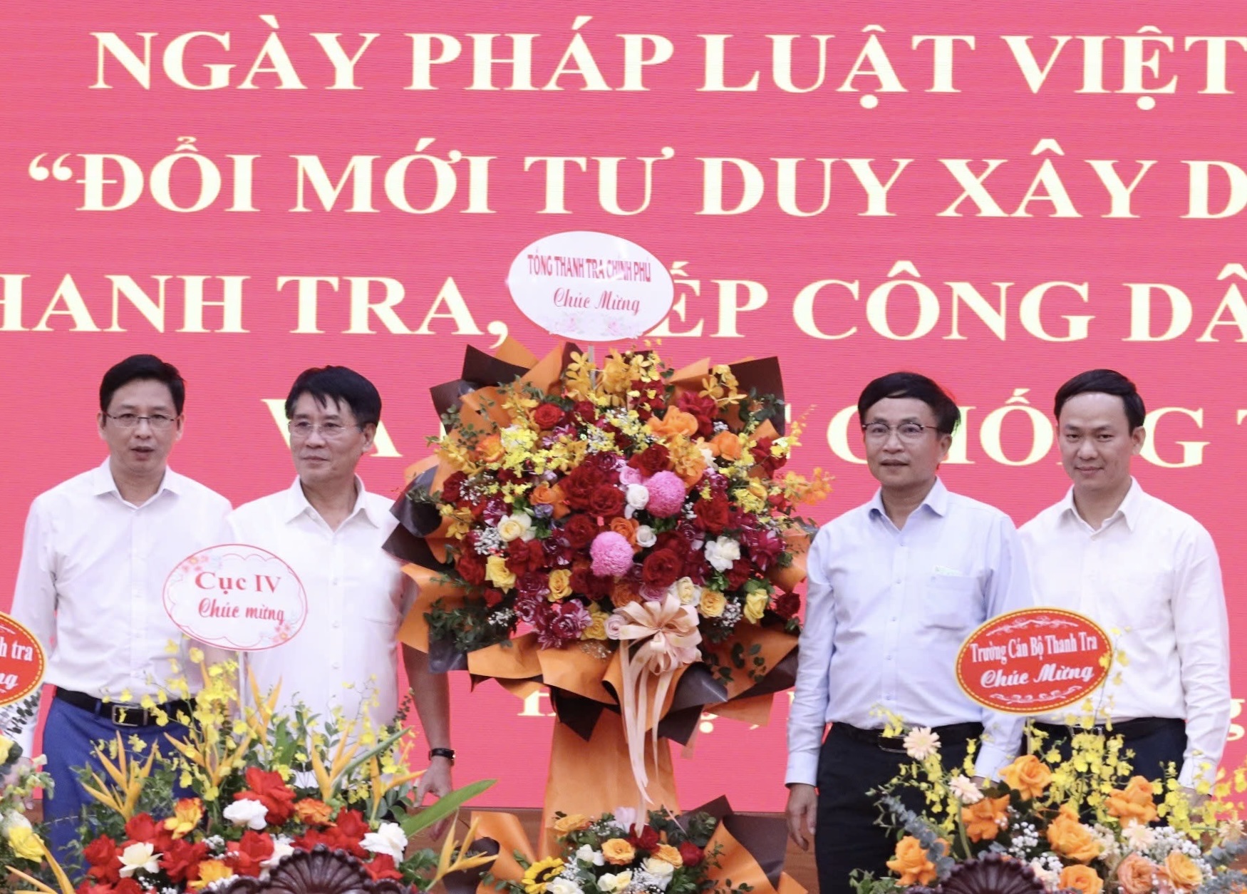 Thay mặt lãnh đạo Thanh tra Chính phủ, Phó Tổng Thanh tra Chính phủ Lê Sỹ Bảy chúc mừng các cán bộ, công chức làm nhiệm vụ pháp chế ngành Thanh tra. (Ảnh: D. Nguyễn)