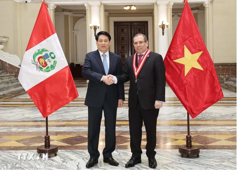 Chủ tịch nước Lương Cường bắt tay với Chánh án Tòa án tối cao Peru Javier Arévalo Vela trước hội kiến - Ảnh: TTXVN