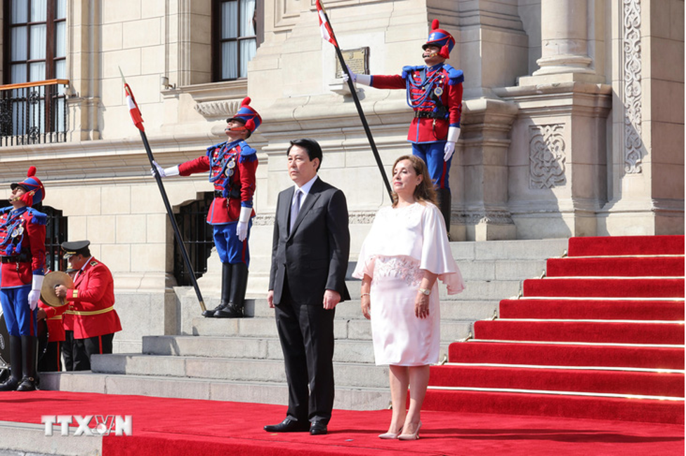 Chủ tịch nước Lương Cường và Tổng thống Peru Dina Ercilia Boluarte Zegarra tại lễ đón chính thức - Ảnh: TTXVN