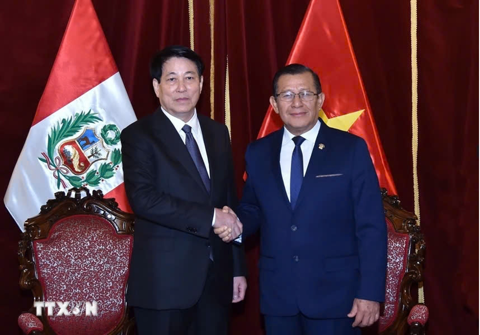 Chủ tịch nước Lương Cường hội kiến Chủ tịch Quốc hội Peru Eduardo Salhuana. (Ảnh: TTXVN)