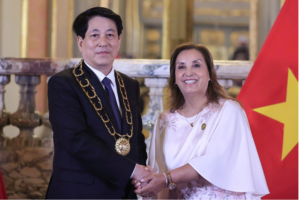 Tổng thống Peru Dina Ercilia Boluarte Zegarra trao Huân chương "Mặt trời Peru" cấp Đại Thập tự cho Chủ tịch nước Lương Cường. (Ảnh: vov.vn)