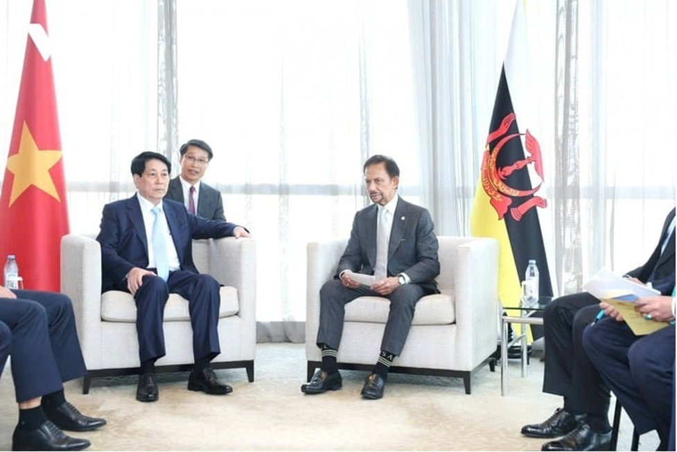 Chủ tịch nước Lương Cường hội kiến Quốc vương Brunei bên lề Tuần lễ cấp cao APEC. (Ảnh: VTCnews)