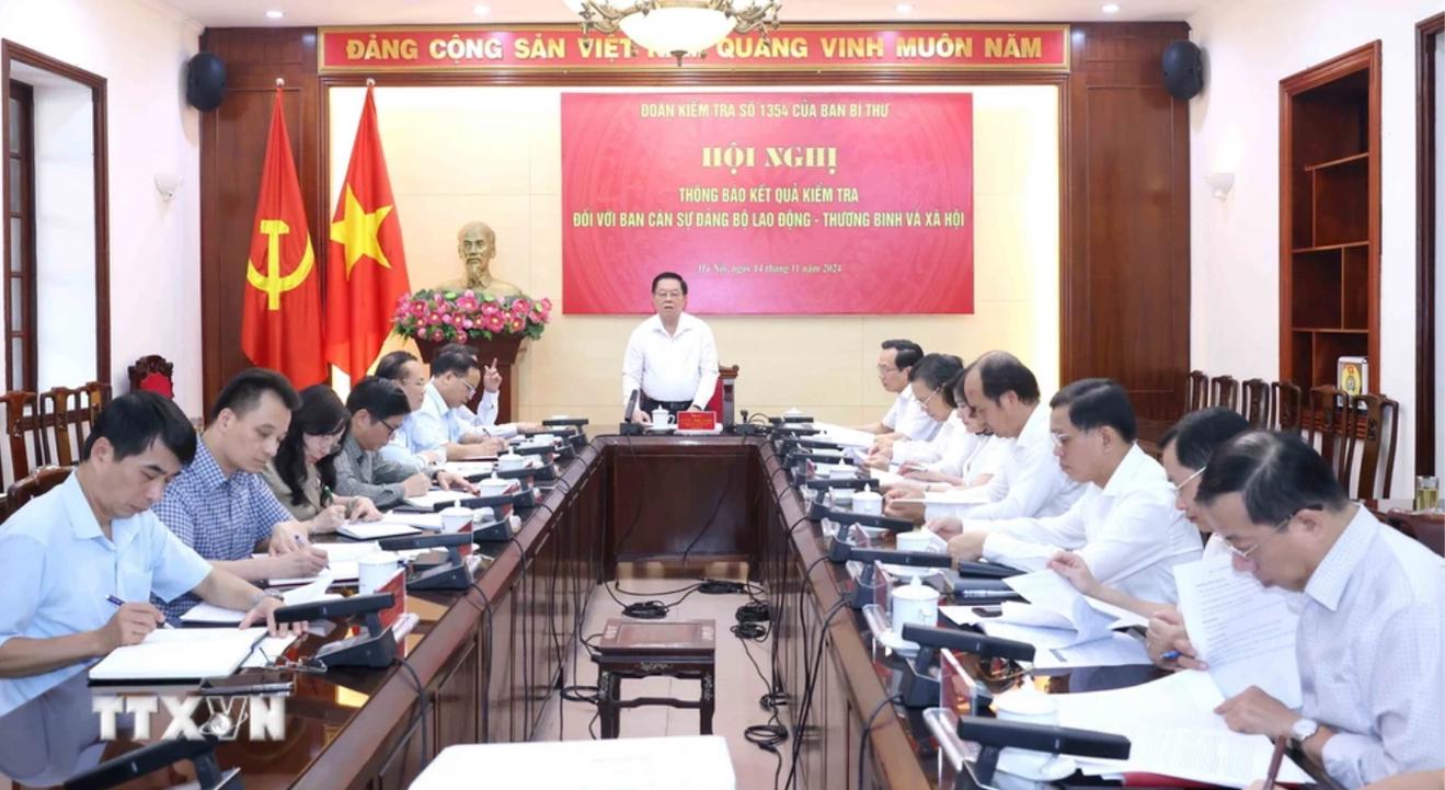 Đẩy lùi, xử lý nghiêm cán bộ, đảng viên suy thoái về tư tưởng chính trị, đạo đức, lối sống
