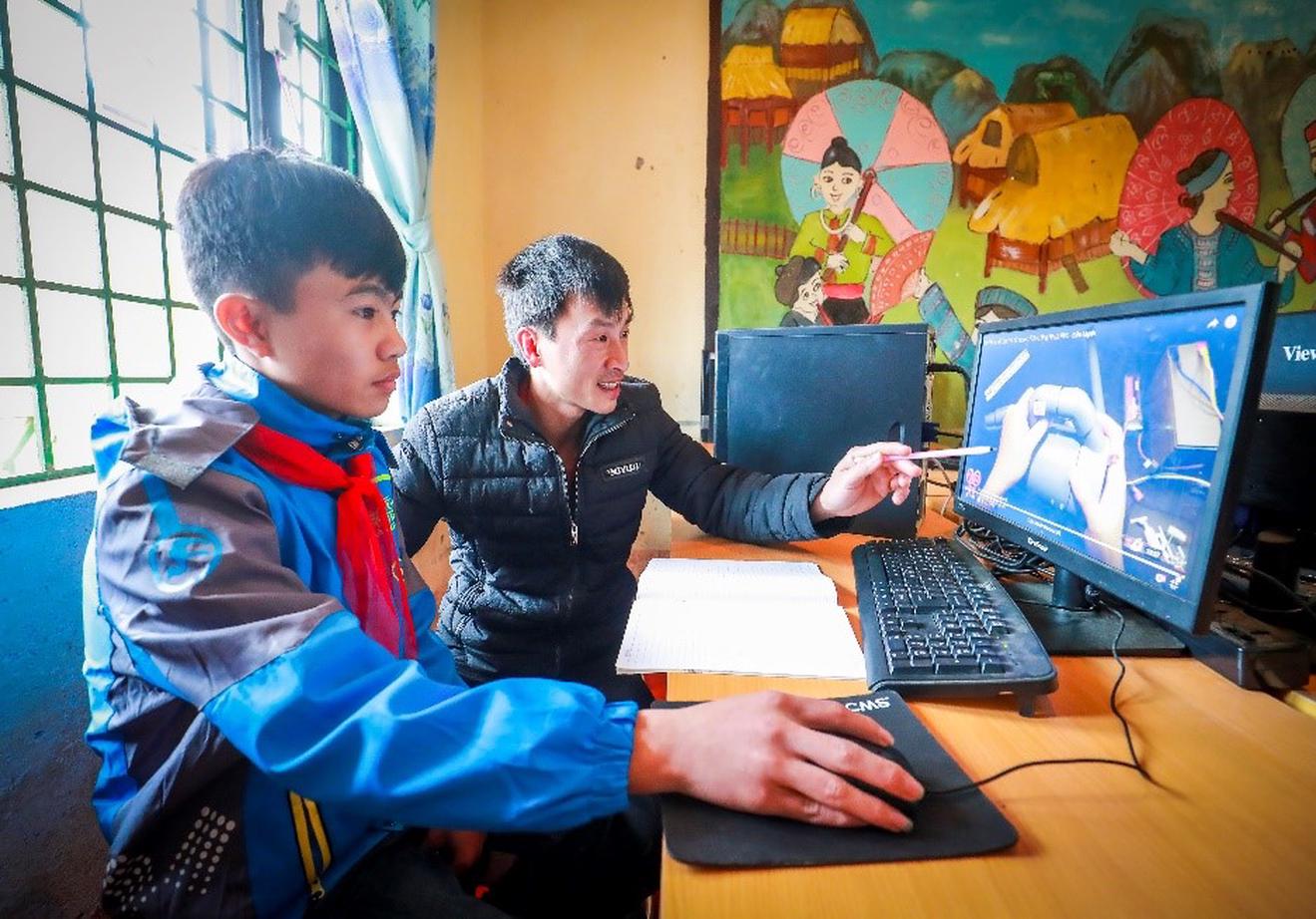 Những người mang Internet đến với học sinh nghèo: "Ánh mắt thầy và trò khiến chúng tôi nhớ mãi"