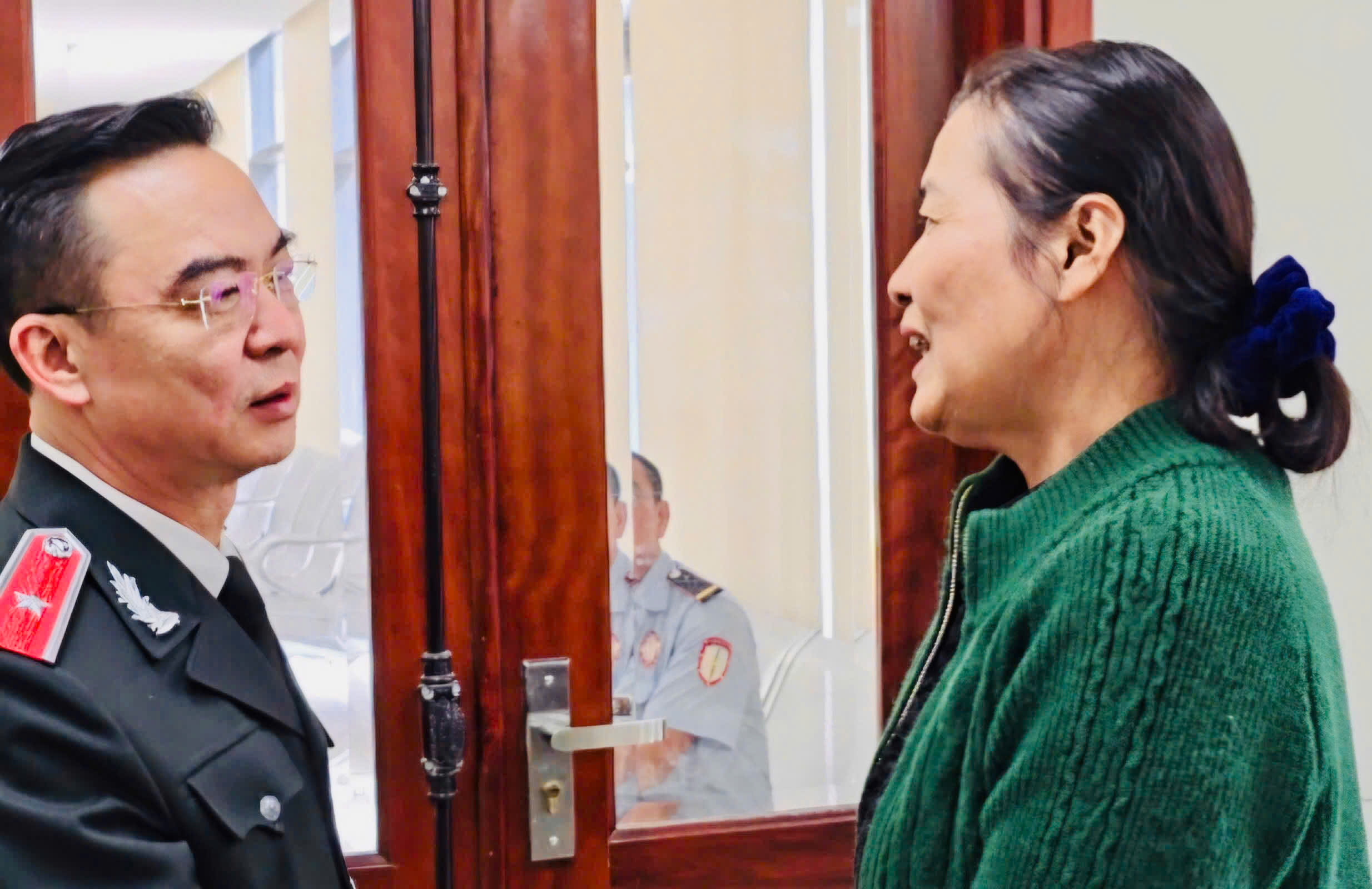 Đại diện 91 hộ dân liên quan đến vụ việc kéo dài gần 20 năm xúc động bày tỏ sự cảm ơn tới lãnh đạo Thanh tra Chính phủ. Ảnh: L.A
