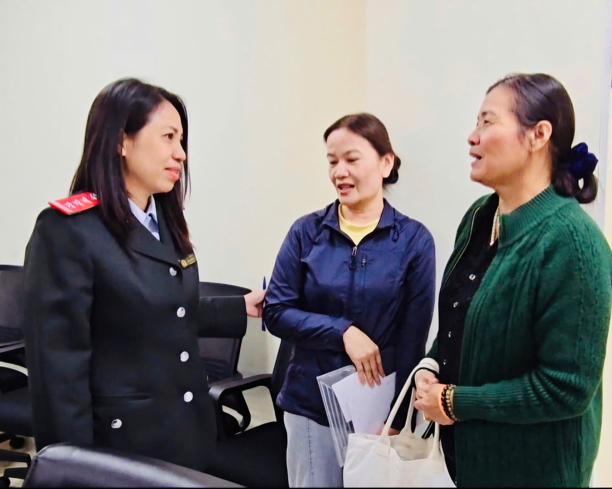 Đại diện 91 hộ dân liên quan đến vụ việc kéo dài gần 20 năm xúc động bày tỏ sự cảm ơn tới lãnh đạo Thanh tra Chính phủ. Ảnh: L.A